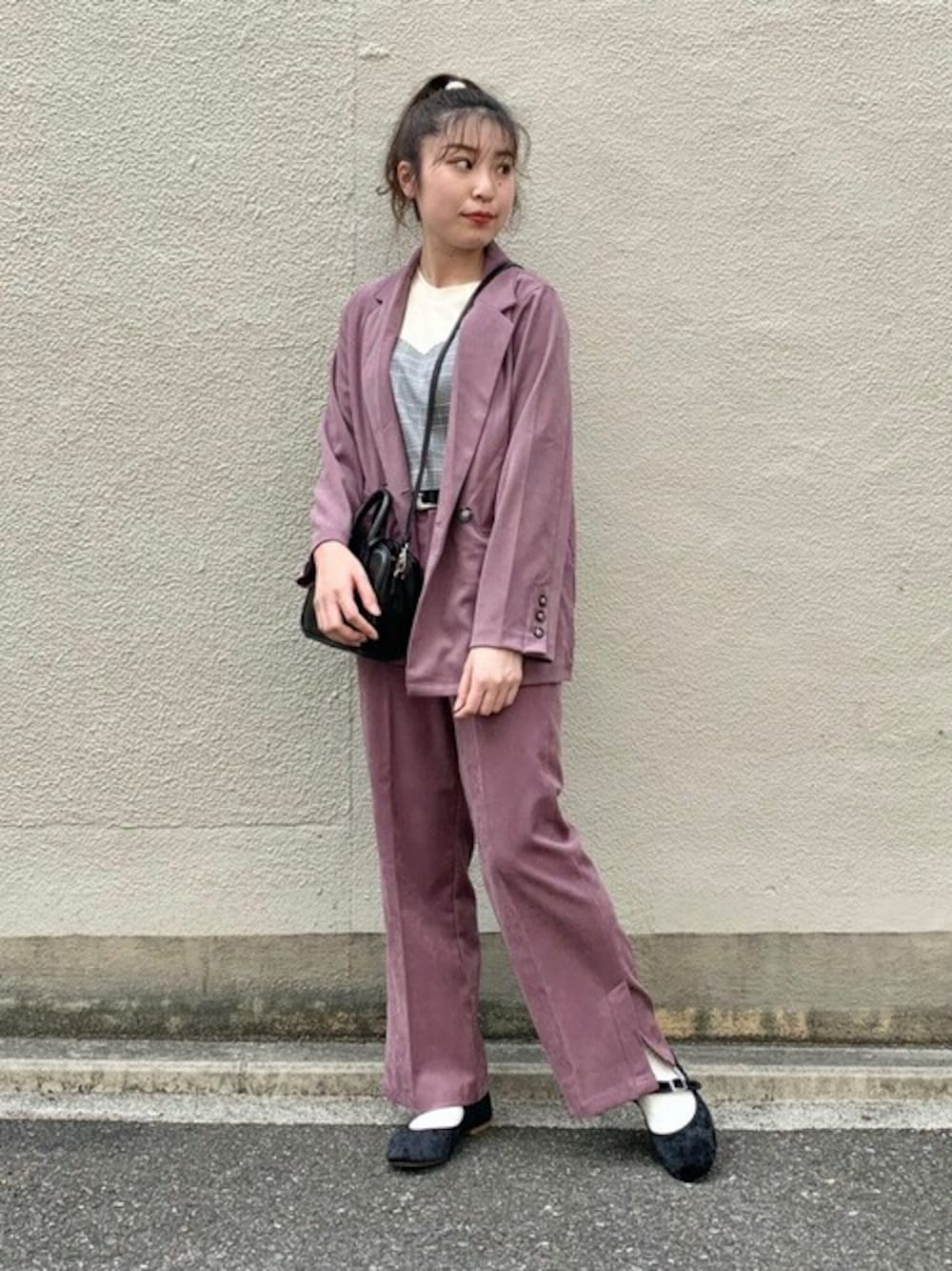 ホワイト系のTシャツ/カットソー、グレー系のキャミソール、パープル系のテーラードジャケットを着用したレディースの秋コーディネートの1枚目の写真