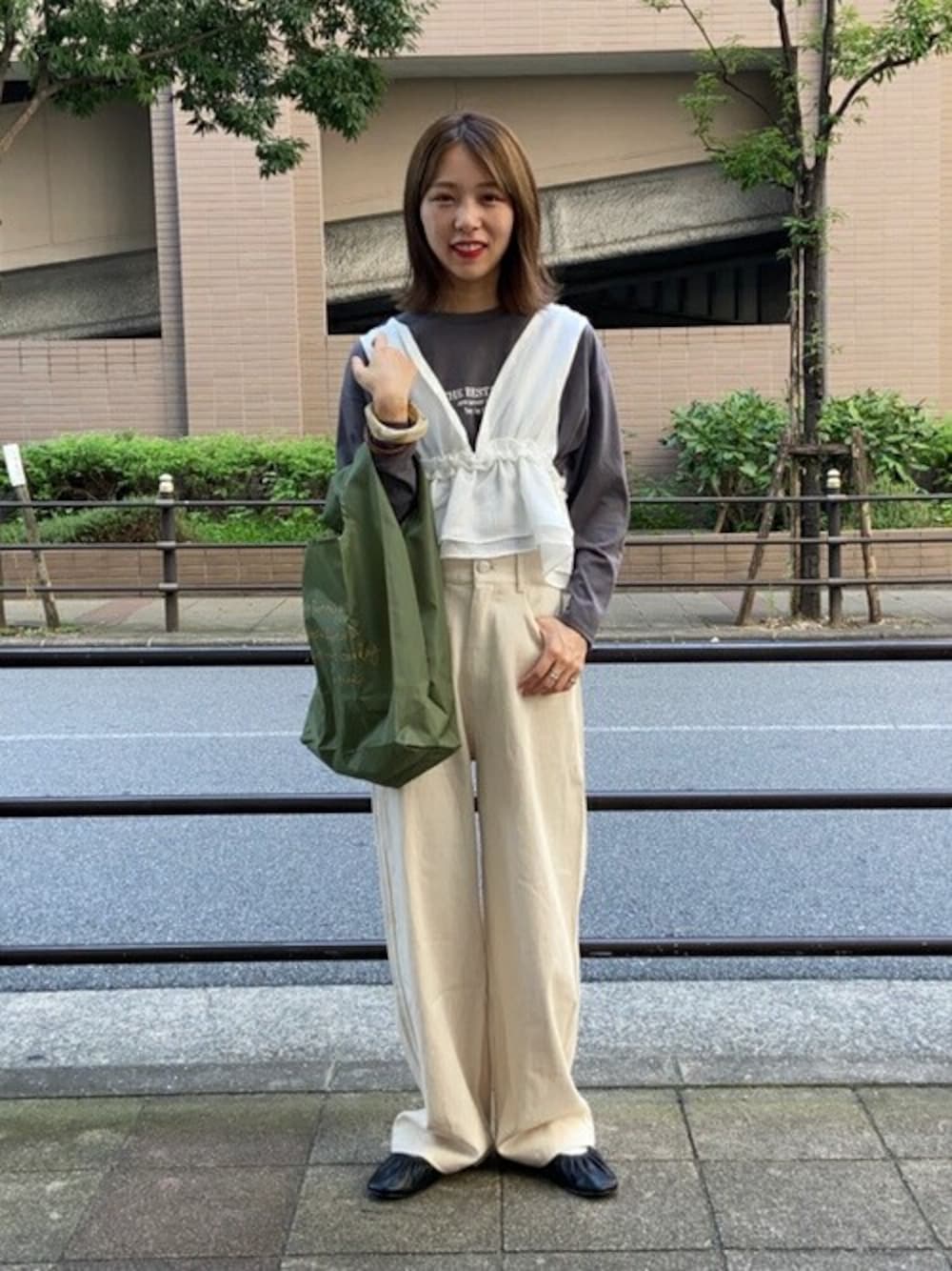 その他のエコバッグ/サブバッグ、ブラック系のTシャツ/カットソー、ホワイト系のチノパンツを着用したレディースの秋コーディネートの1枚目の写真