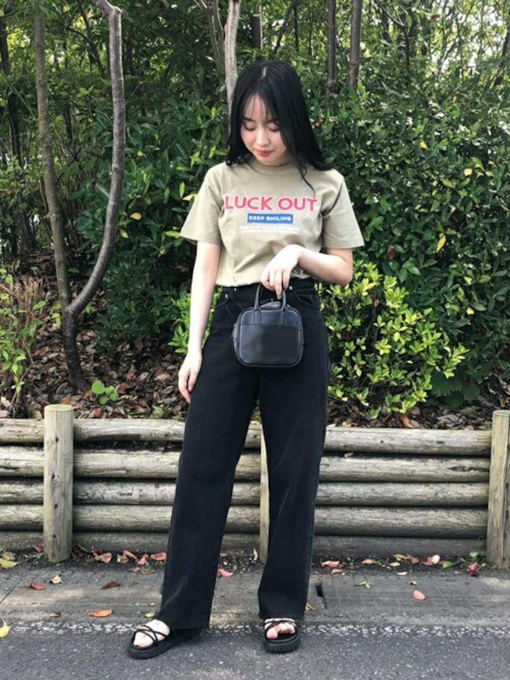 その他のTシャツ/カットソー、ブラック系のデニムパンツ、ブラック系のショルダーバッグを着用したレディースの秋コーディネートの1枚目の写真