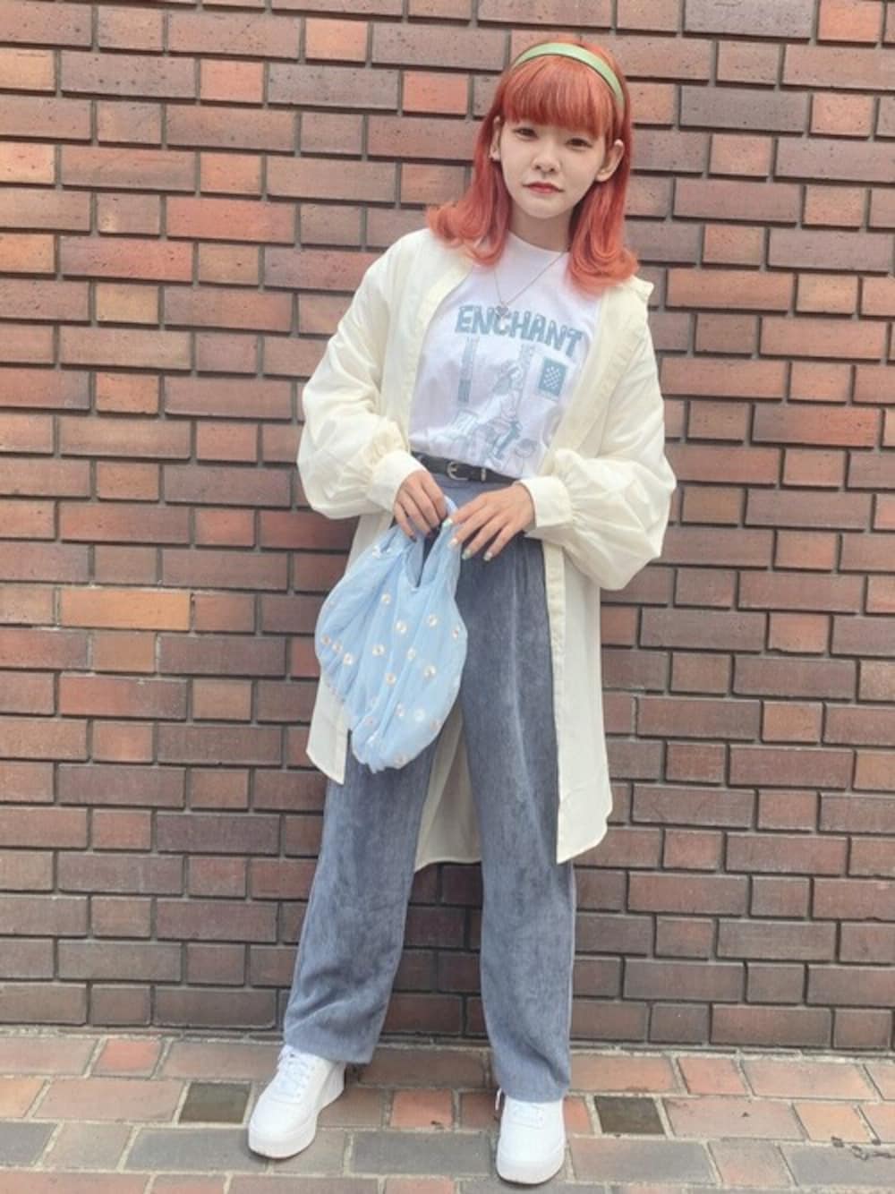 ブルー系のトートバッグ、ホワイト系のTシャツ/カットソー、ブルー系のスラックスを着用したレディースの秋コーディネートの1枚目の写真