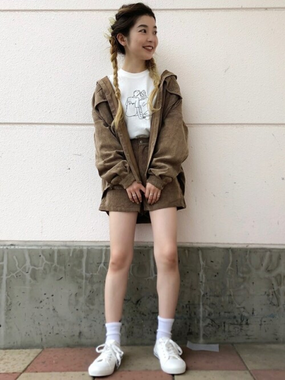 ブラウン系のシャツ/ブラウス、ホワイト系のTシャツ/カットソー、ブラウン系のその他パンツを着用したレディースの秋コーディネートの1枚目の写真