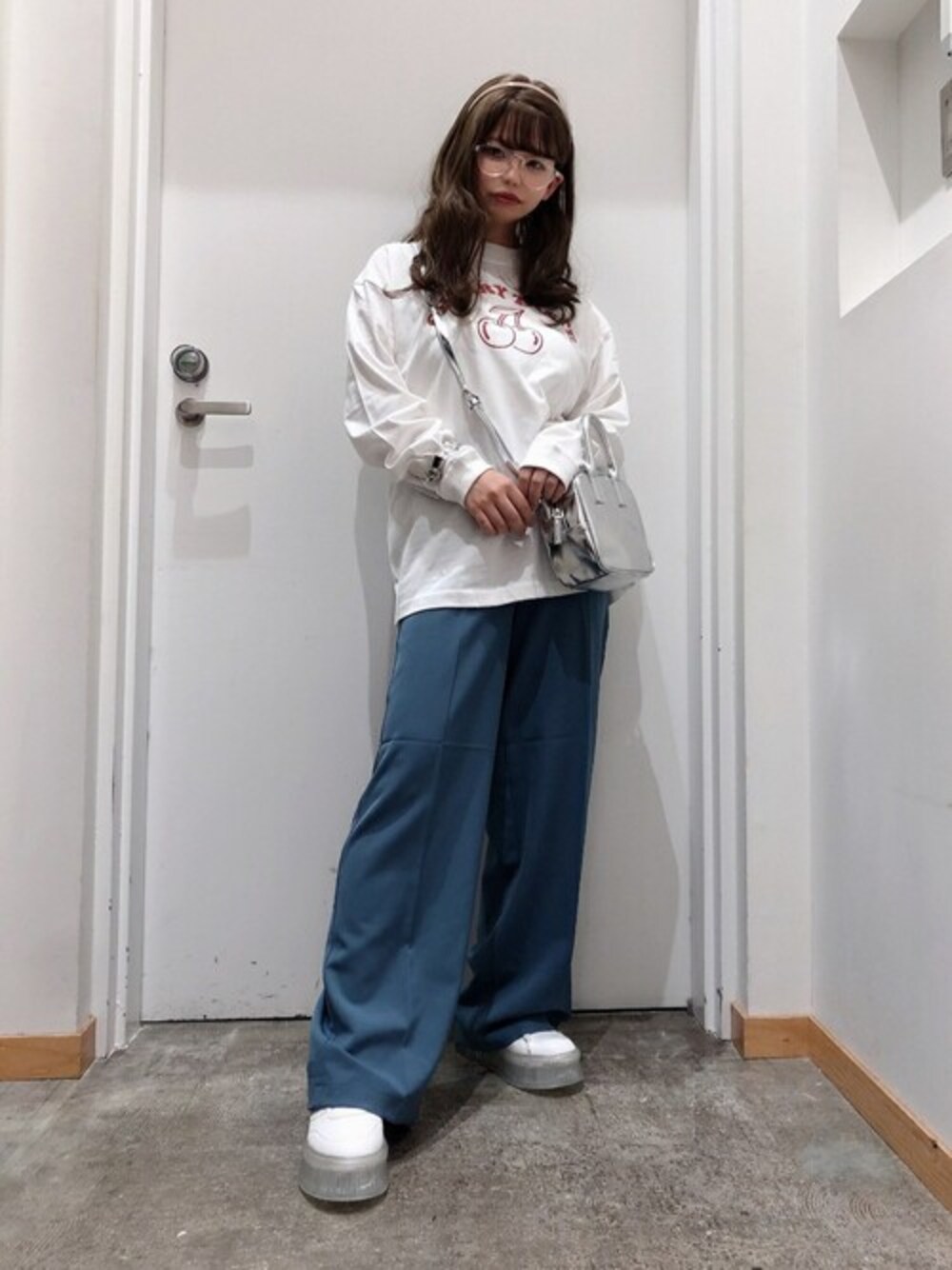 ホワイト系のTシャツ/カットソー、シルバー系のショルダーバッグ、ホワイト系のサングラスを着用したレディースの秋コーディネートの1枚目の写真