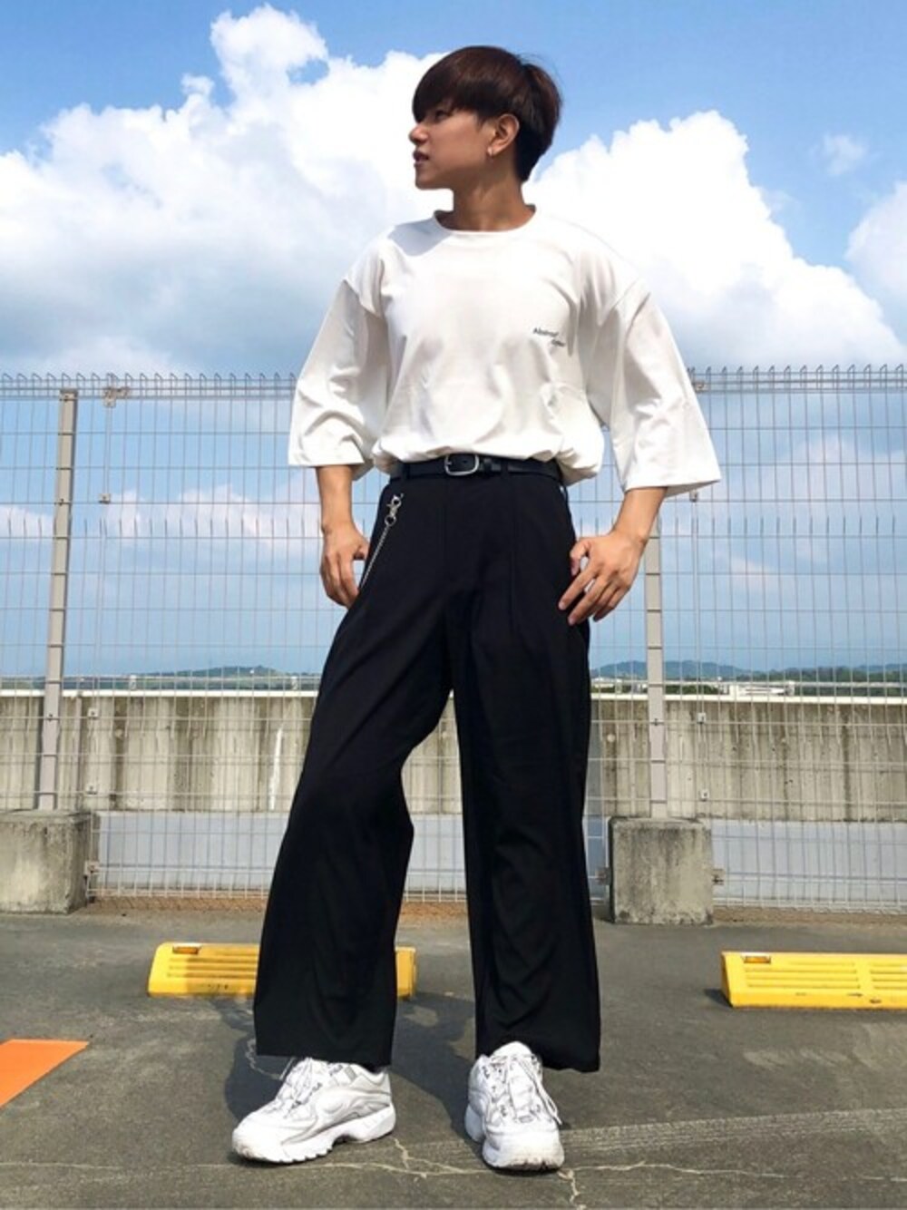 ブラック系のスラックス、ホワイト系のTシャツ/カットソーを着用したレディースの秋コーディネートの1枚目の写真