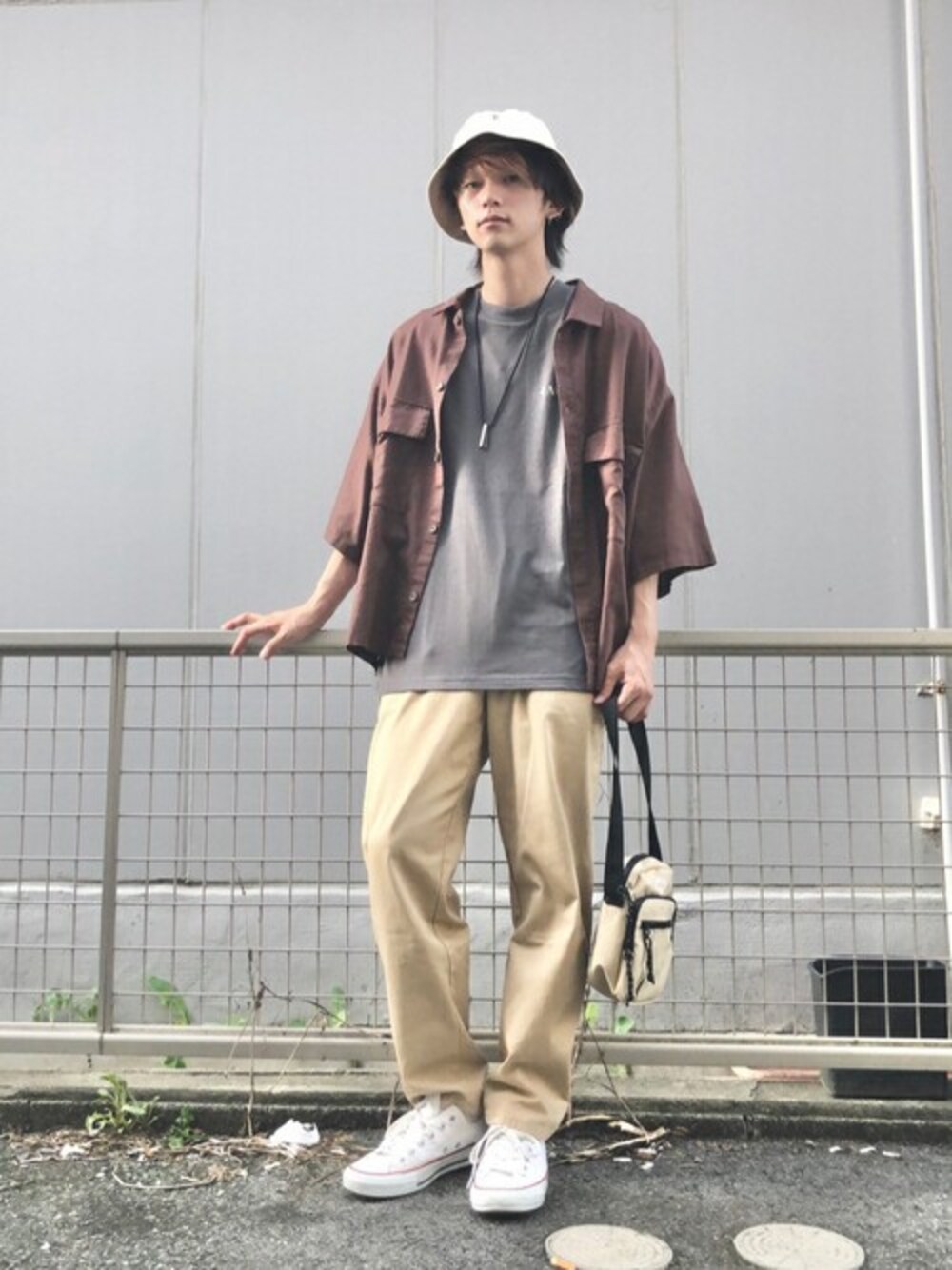 ベージュ系のチノパンツ、ブラック系のTシャツ/カットソー、ブラウン系のシャツ/ブラウスを着用したメンズの秋コーディネートの1枚目の写真