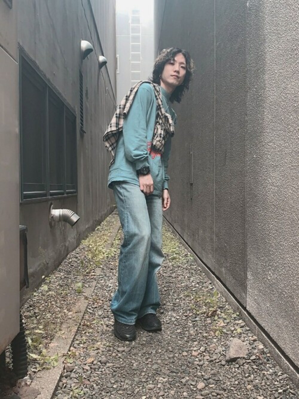 ベージュ系のシャツ/ブラウス、シルバー系のキーホルダー、その他のネックレスを着用したメンズの秋コーディネートの1枚目の写真