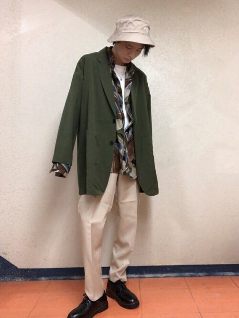 「ジャケット、カジュアル、シャツ、柄シャツ、カーキ、プチプラ、シャツスタイル、プチプラコーデ、カジュアルコーデ、秋コーデ」｜「WEGOのWEGO/TRビッグテーラードジャケット（テーラードジャケット、グリーン系）」を使った、WEGOさん（メンズ・165cm）の秋コーディネートの1枚目の写真