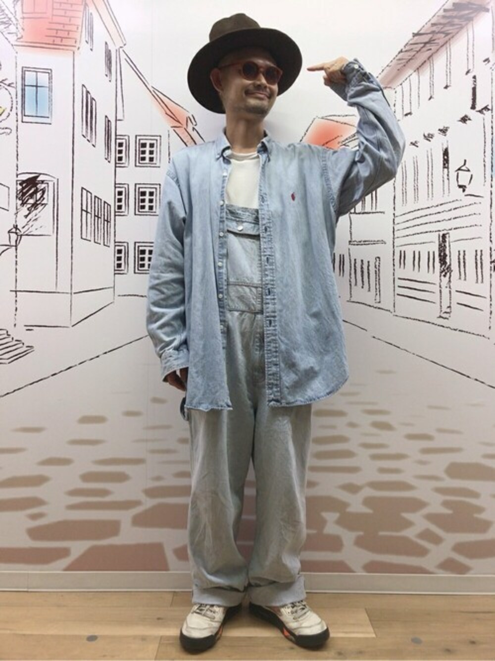 ブルー系のサロペット/オーバーオール、その他のソックス/靴下、オレンジ系のサングラスを着用したメンズの秋コーディネートの1枚目の写真