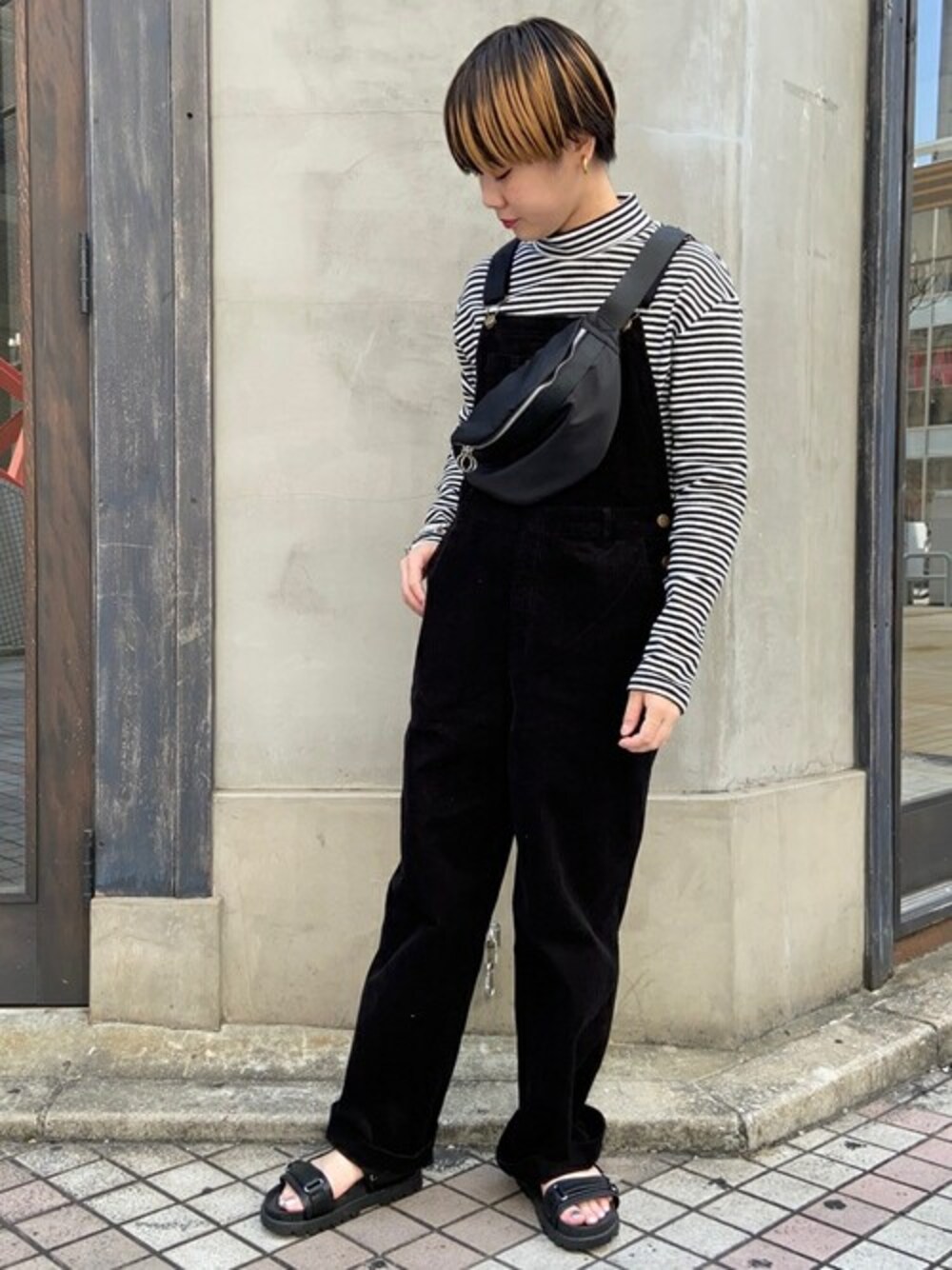 ブラック系のサロペット/オーバーオール、ホワイト系のTシャツ/カットソー、ブラック系のボディバッグ/ウエストポーチを着用したレディースの秋コーディネートの1枚目の写真