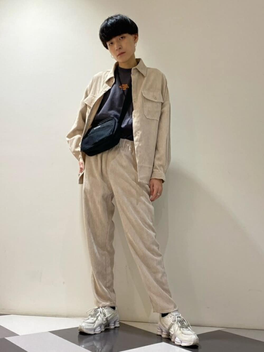 ホワイト系のシャツ/ブラウス、ホワイト系のスラックス、ブラック系のTシャツ/カットソーを着用したメンズの秋コーディネートの1枚目の写真