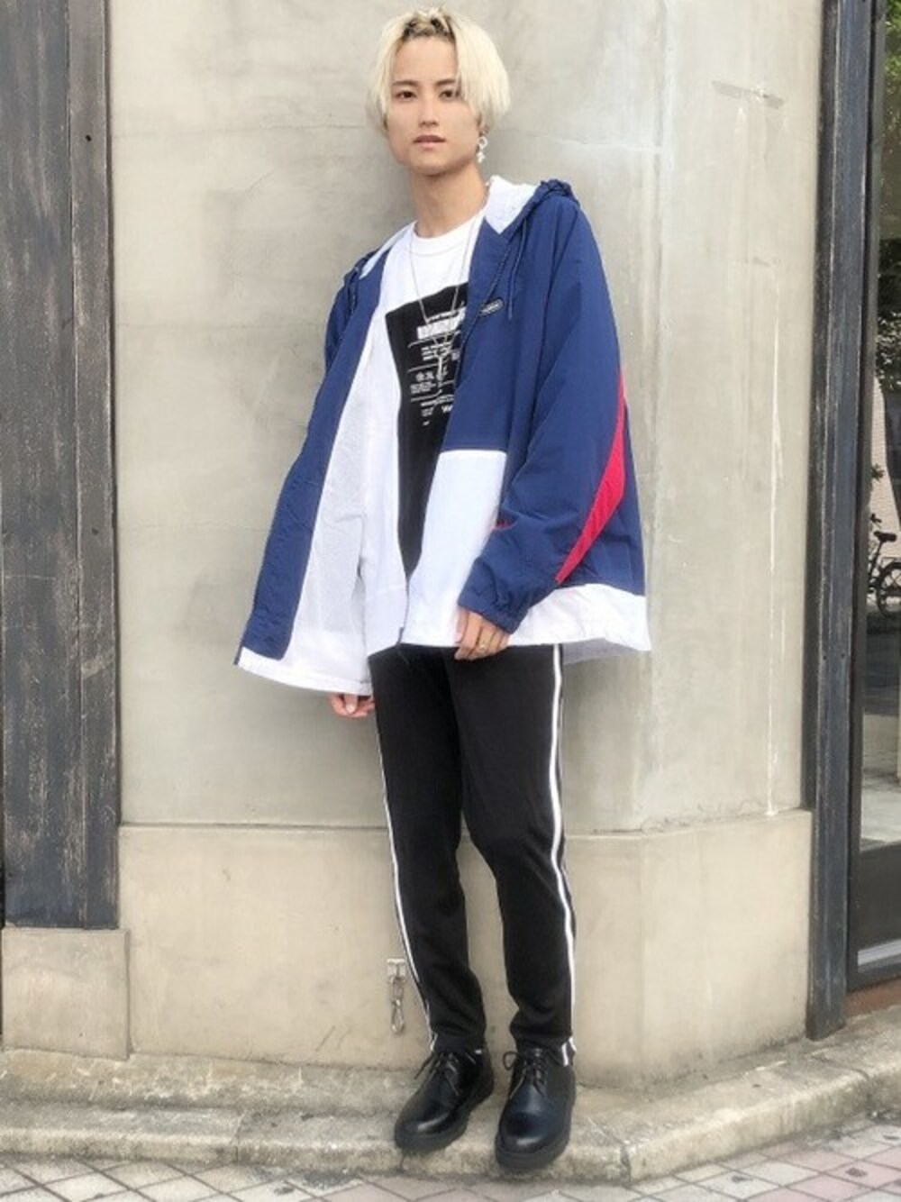ブラック系のスウェットパンツ、ホワイト系のTシャツ/カットソー、ブルー系のナイロンジャケットを着用したメンズの秋コーディネートの1枚目の写真