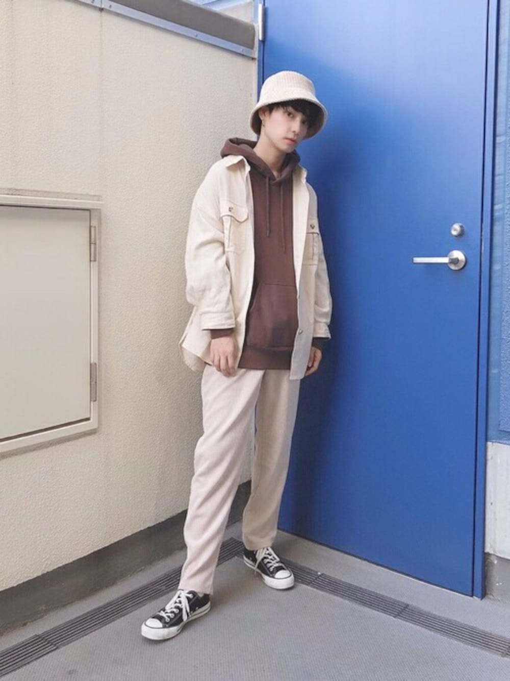 ホワイト系のスラックス、ブラウン系のパーカー、ベージュ系のシャツ/ブラウスを着用したレディースの秋コーディネートの1枚目の写真
