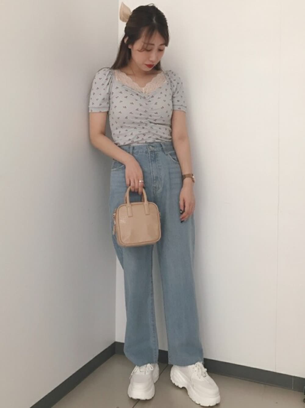 ブルー系のTシャツ/カットソー、ブルー系のデニムパンツ、ホワイト系のスニーカーを着用したレディースの秋コーディネートの1枚目の写真