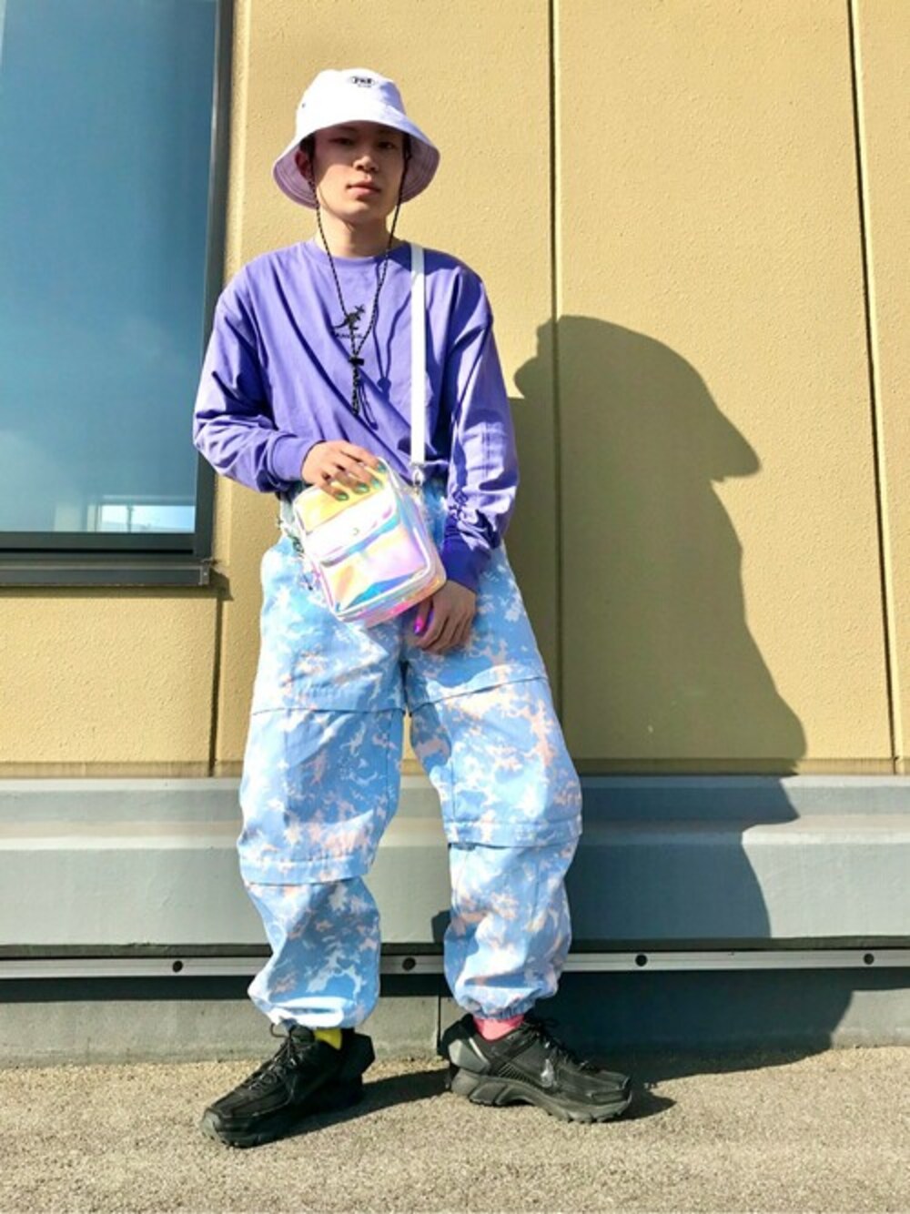パープル系のTシャツ/カットソー、その他のスラックス、その他のショルダーバッグを着用したメンズの秋コーディネートの1枚目の写真