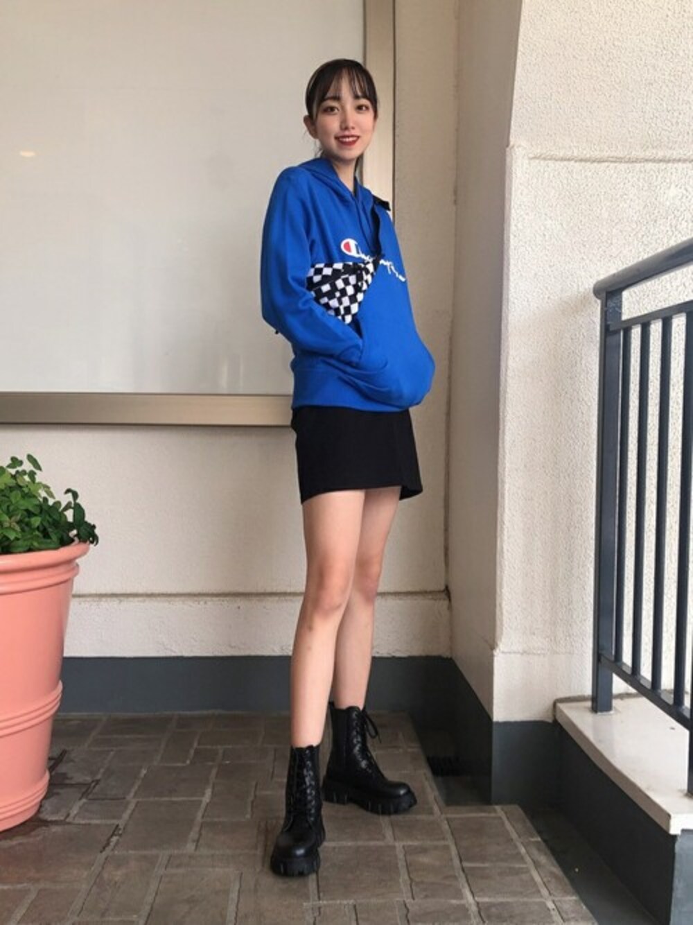 ブルー系のパーカー、ブラック系のスカート、ブラウン系のカチューシャを着用したレディースの秋コーディネートの1枚目の写真