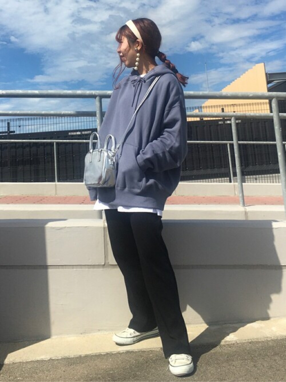 ブルー系のパーカー、ホワイト系のTシャツ/カットソー、ブラック系のスラックスを着用したレディースの秋コーディネートの1枚目の写真