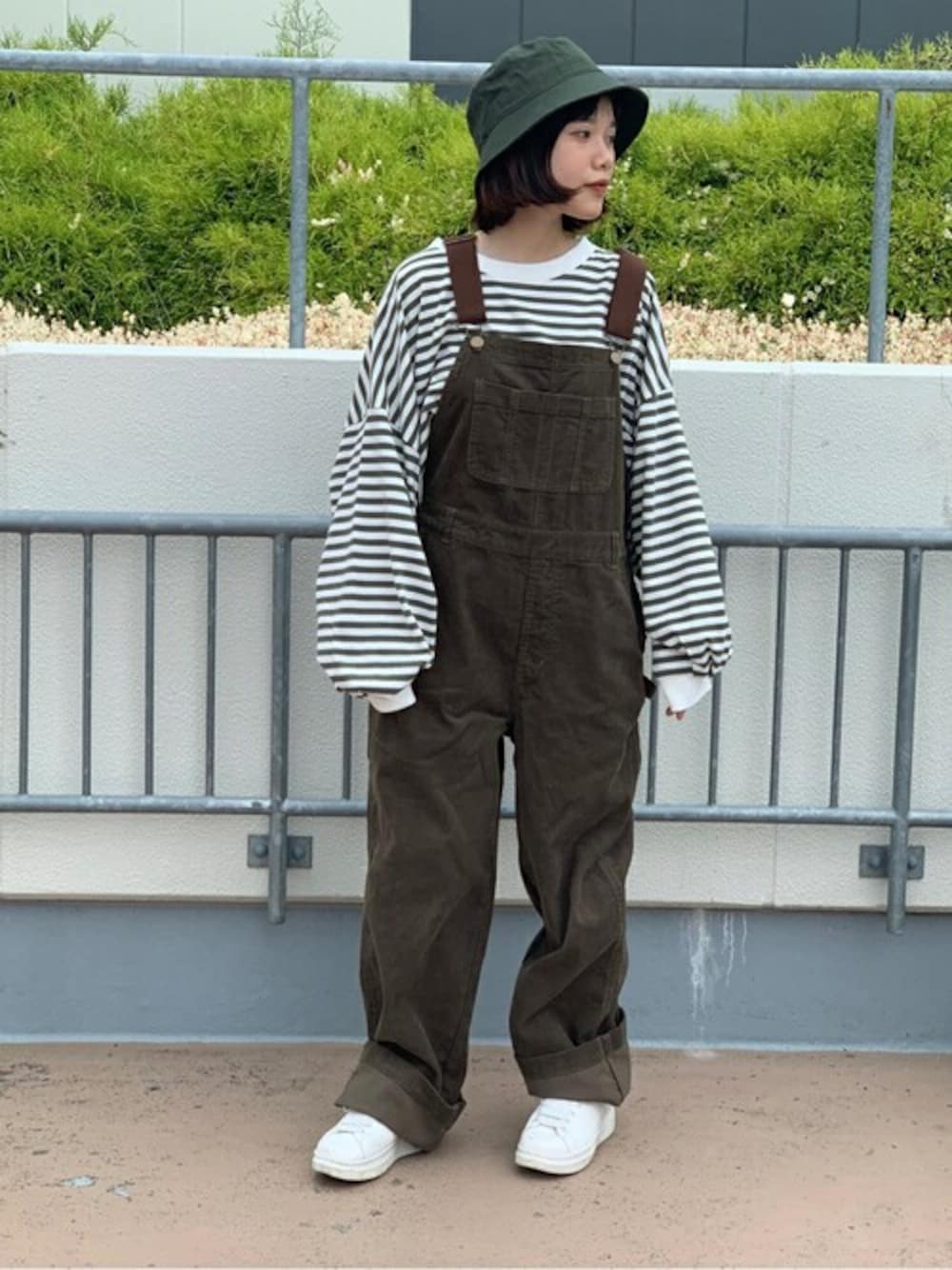 グリーン系のサロペット/オーバーオール、グリーン系のTシャツ/カットソーを着用したレディースの秋コーディネートの1枚目の写真