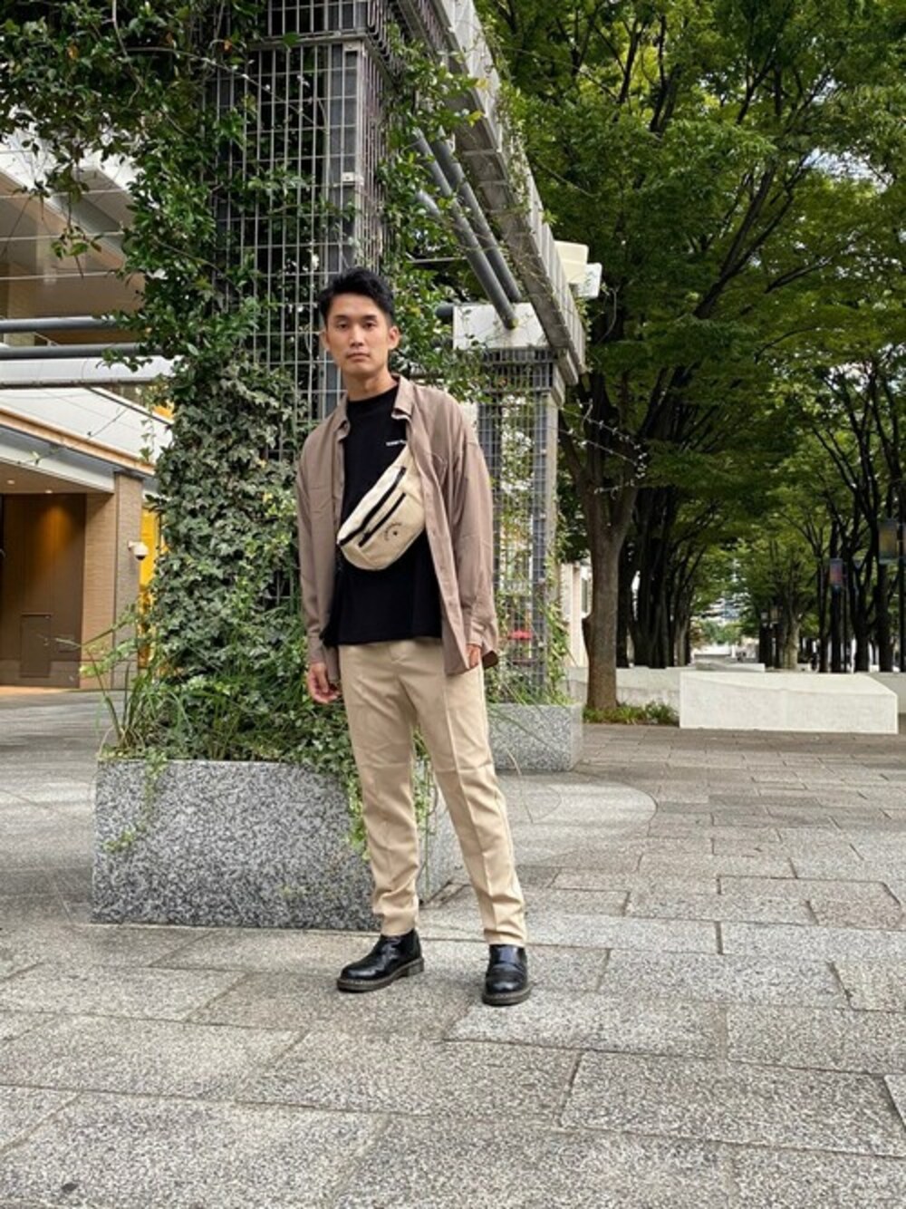 ベージュ系のボディバッグ/ウエストポーチ、ベージュ系のシャツ/ブラウス、ブラック系のTシャツ/カットソーを着用したメンズの秋コーディネートの1枚目の写真