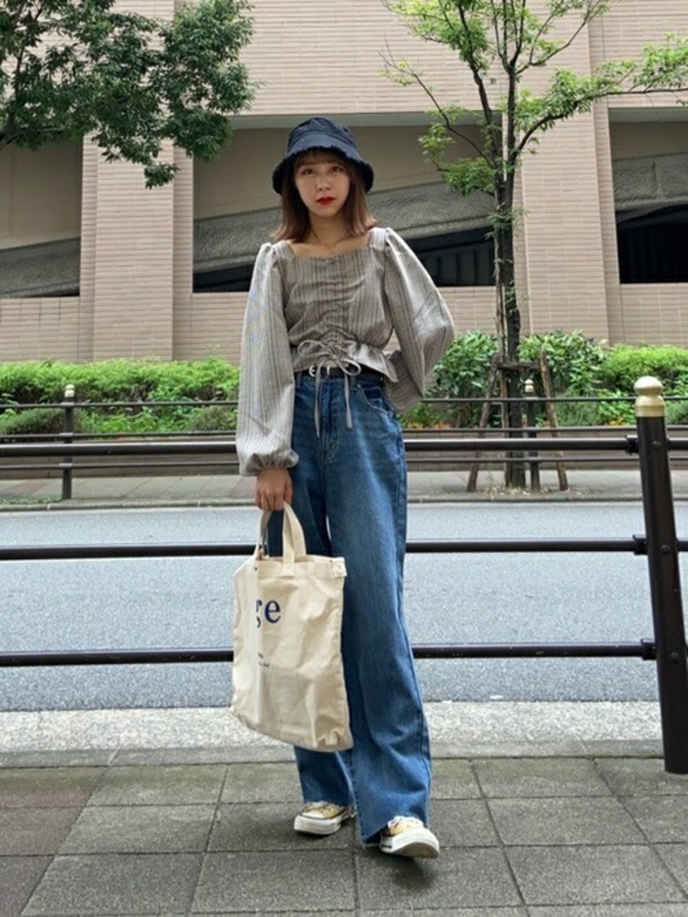 ブラウン系のシャツ/ブラウス、ブルー系のデニムパンツ、ブラック系のベルトを着用したレディースの秋コーディネートの1枚目の写真