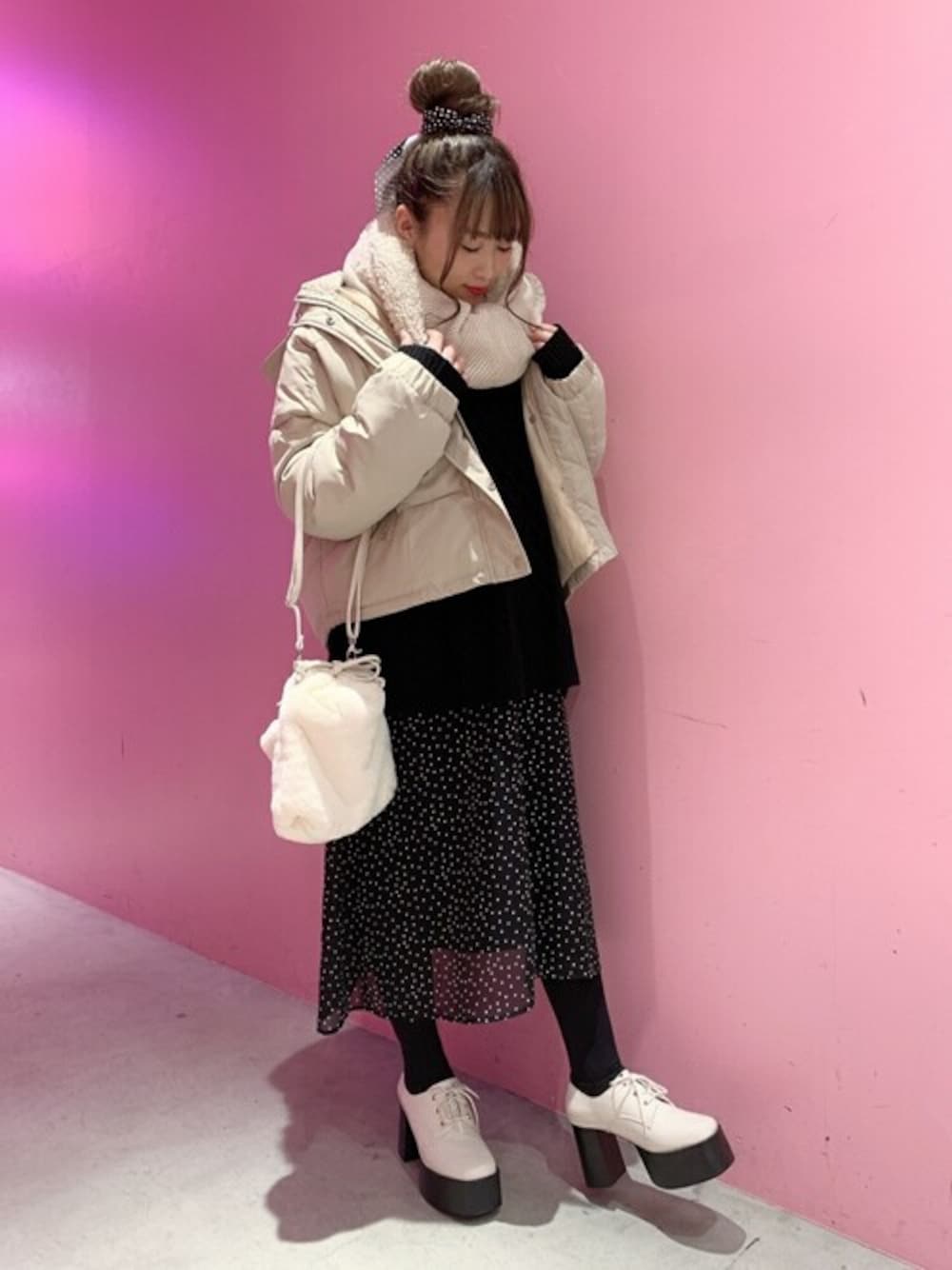 その他のスカート、ベージュ系のダウンジャケット/コート、ホワイト系のショルダーバッグを着用したレディースの秋コーディネートの1枚目の写真