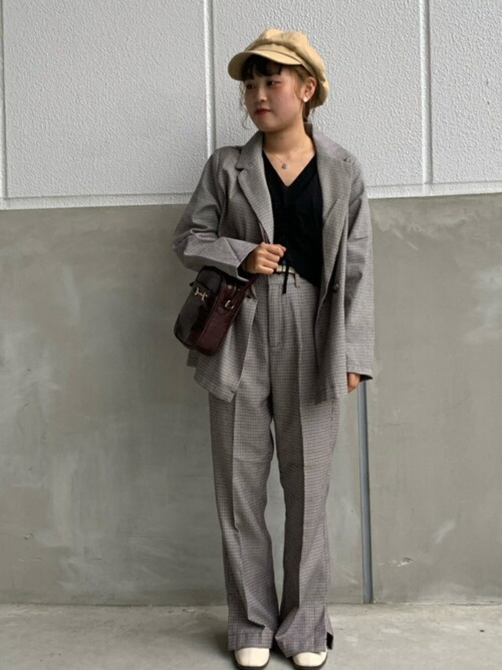 ブラウン系のテーラードジャケット、ブラウン系のスラックス、その他のショルダーバッグを着用したレディースの秋コーディネートの1枚目の写真