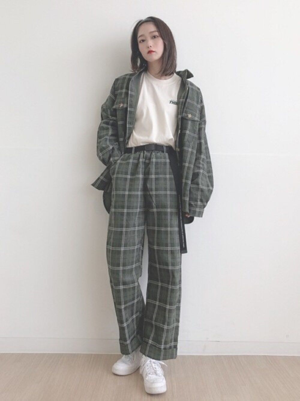 グリーン系のシャツ/ブラウス、グリーン系のスラックス、ホワイト系のTシャツ/カットソーを着用したレディースの秋コーディネートの1枚目の写真