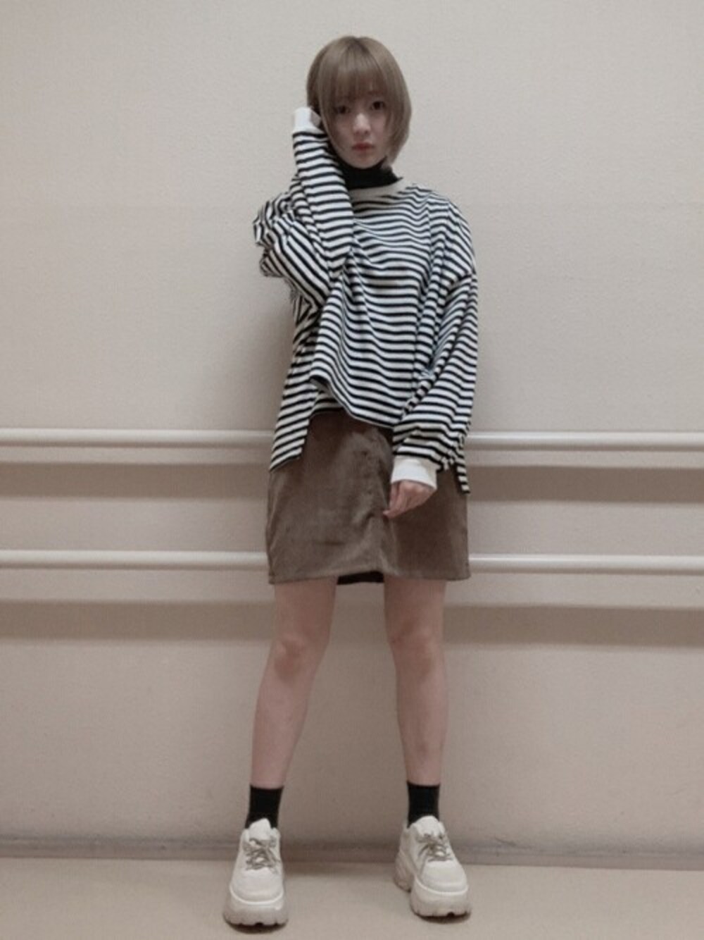 ブラック系のTシャツ/カットソー、ブラウン系のスカート、ブラック系のTシャツ/カットソーを着用したレディースの秋コーディネートの1枚目の写真