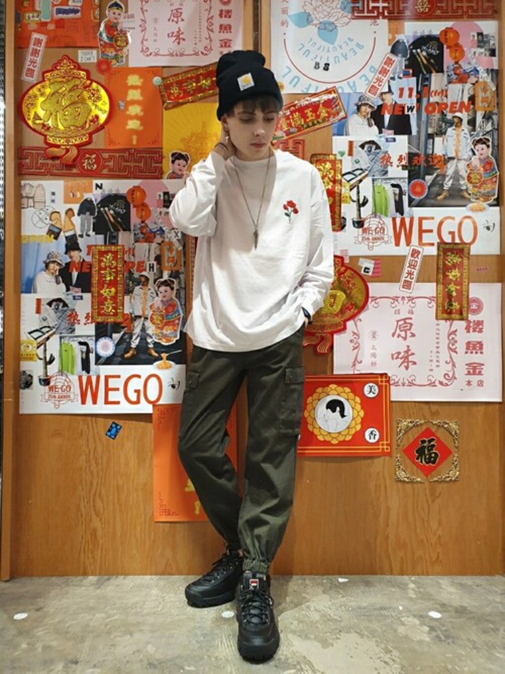 「スニーカー、カジュアル、シンプル、ストリート、カーゴパンツ、シンプルコーデ、FILA、カジュアルコーデ」｜「WEGOのWEGO/バラ刺繍ビッグシルエットロンT（Tシャツ/カットソー、ホワイト系）」を使った、WEGOさん（メンズ・177cm）の秋コーディネートの1枚目の写真
