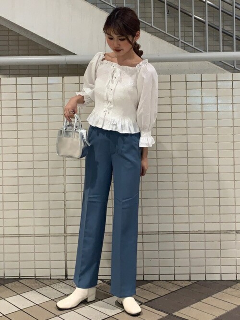 ホワイト系のブーツ、シルバー系のショルダーバッグ、ホワイト系のシャツ/ブラウスを着用したレディースの秋コーディネートの1枚目の写真