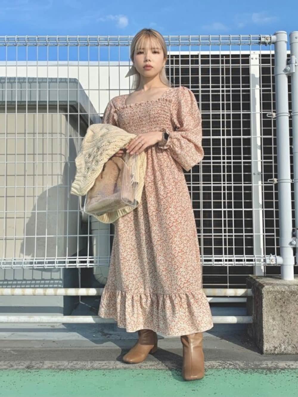 ブラウン系のブーツ、その他のワンピース、ベージュ系のカーディガン/ボレロを着用したレディースの秋コーディネートの1枚目の写真