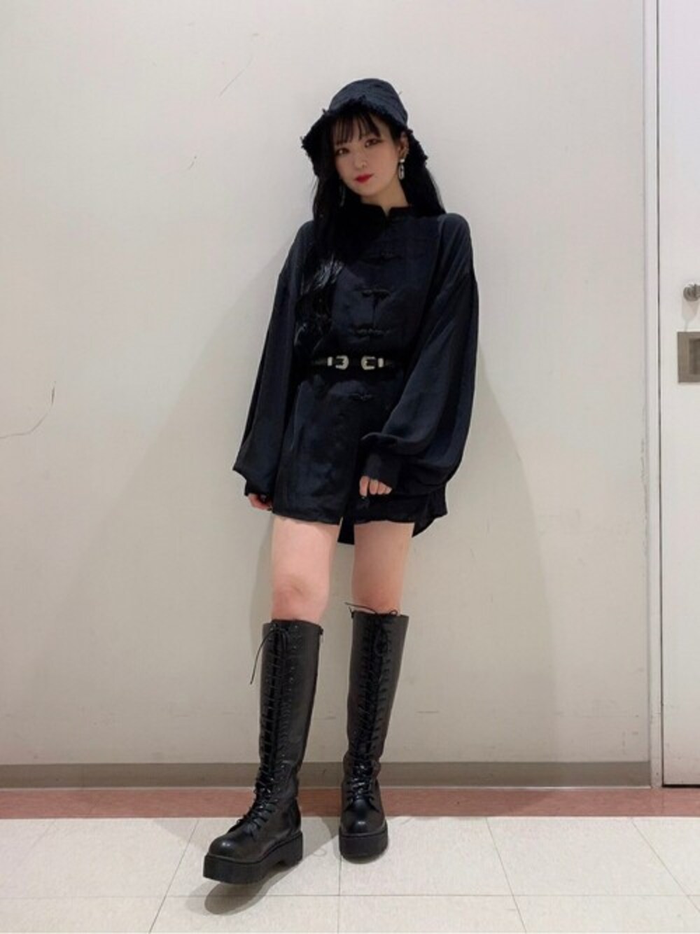 ブラック系のシャツワンピース、ブラック系のブーツ、ブラック系のその他パンツを着用したレディースの秋コーディネートの1枚目の写真