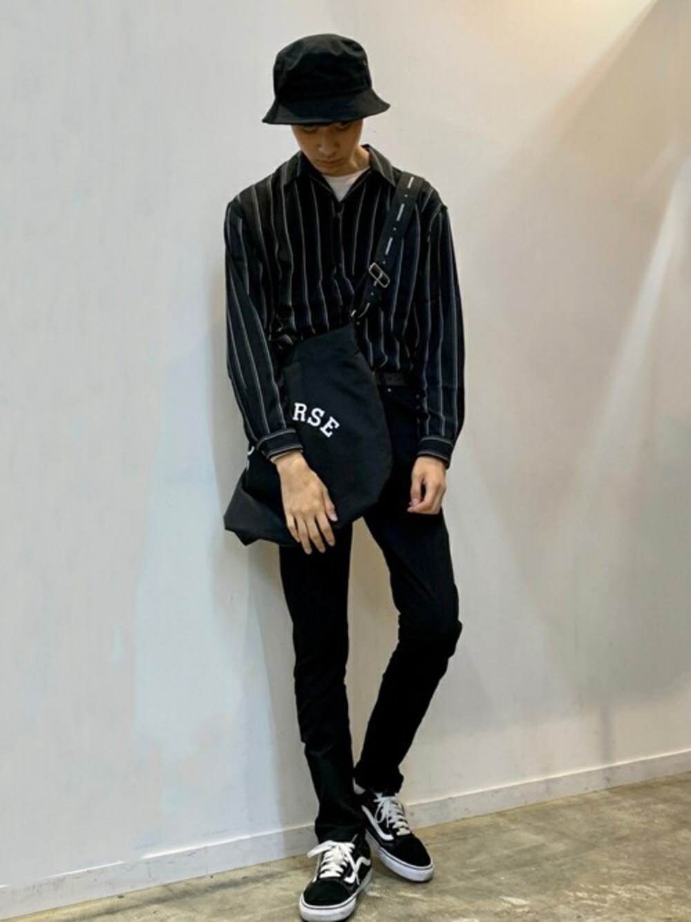 「コンバース、シャツ、スキニーパンツ、チノパン、ショルダーバッグ、converse、ストライプシャツ、バケットハット、開襟シャツ、NEWHATTAN」｜「CONVERSEの∴WEGO/CONVERS|別注キャンバスワンショルダー（ショルダーバッグ、ブラック系）」を使った、WEGOさん（メンズ・180cm）の秋コーディネートの1枚目の写真