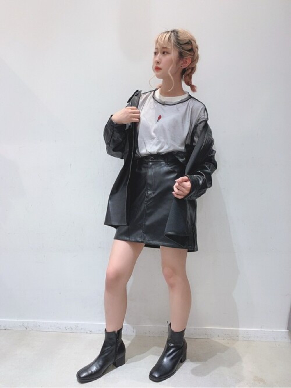 ブラック系のスカート、ホワイト系のTシャツ/カットソー、ブラック系のミリタリージャケットを着用したレディースの秋コーディネートの1枚目の写真