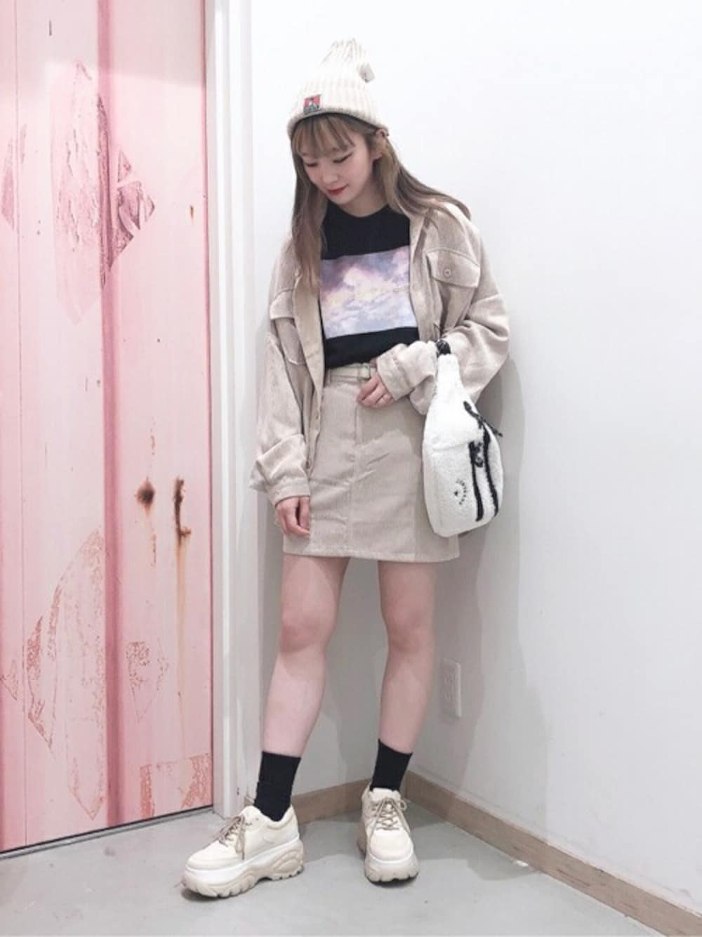 ホワイト系のシャツ/ブラウス、ホワイト系のスカート、ブラック系のTシャツ/カットソーを着用したレディースの秋コーディネートの1枚目の写真