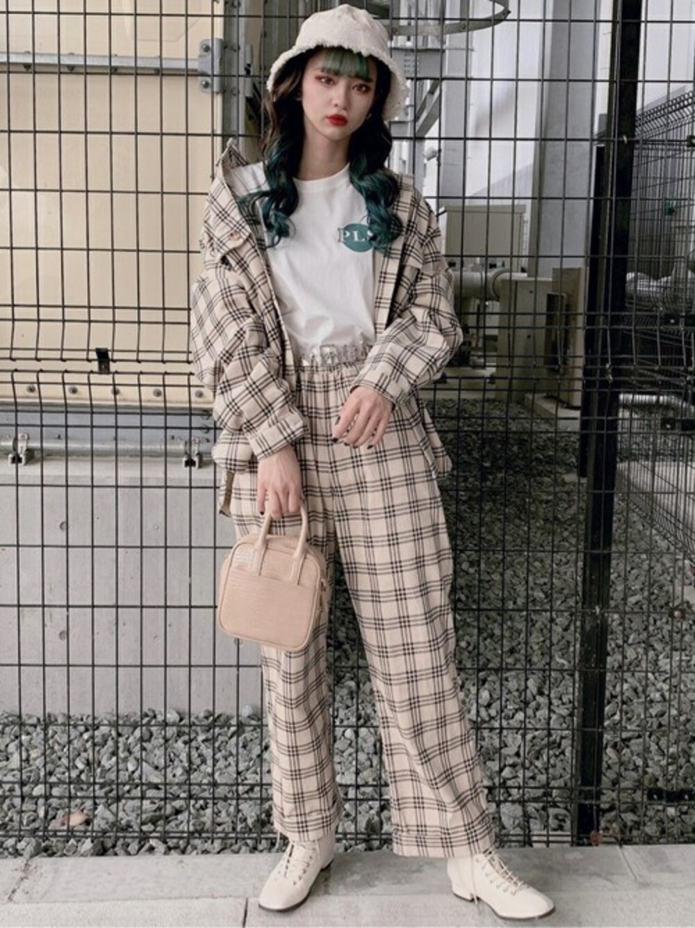 ホワイト系のTシャツ/カットソー、ホワイト系のスラックス、ホワイト系のシャツ/ブラウスを着用したレディースの秋コーディネートの1枚目の写真