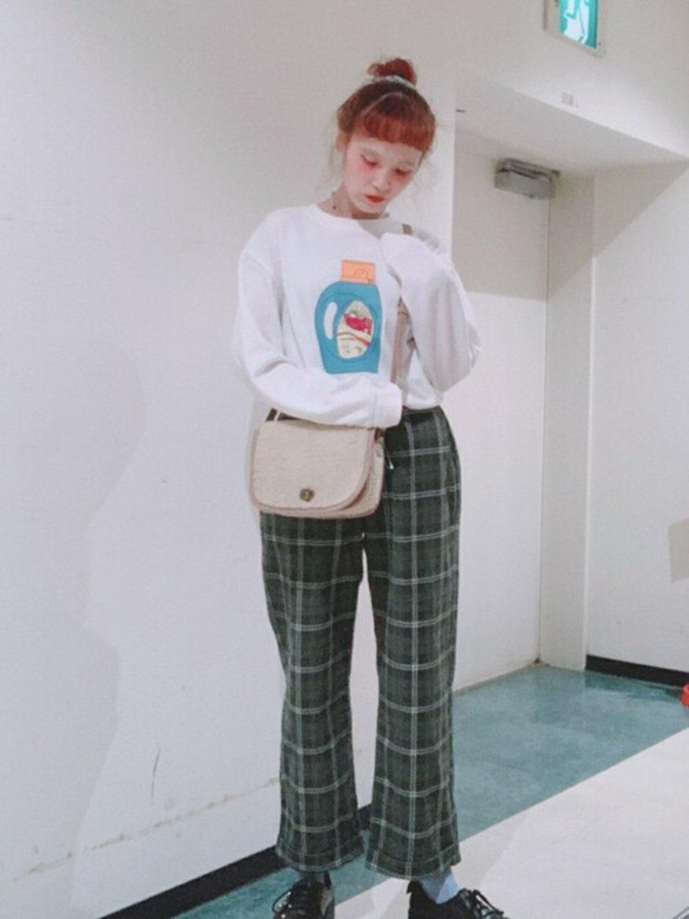 ホワイト系のスウェット、グリーン系のスラックス、その他のシュシュを着用したレディースの秋コーディネートの1枚目の写真