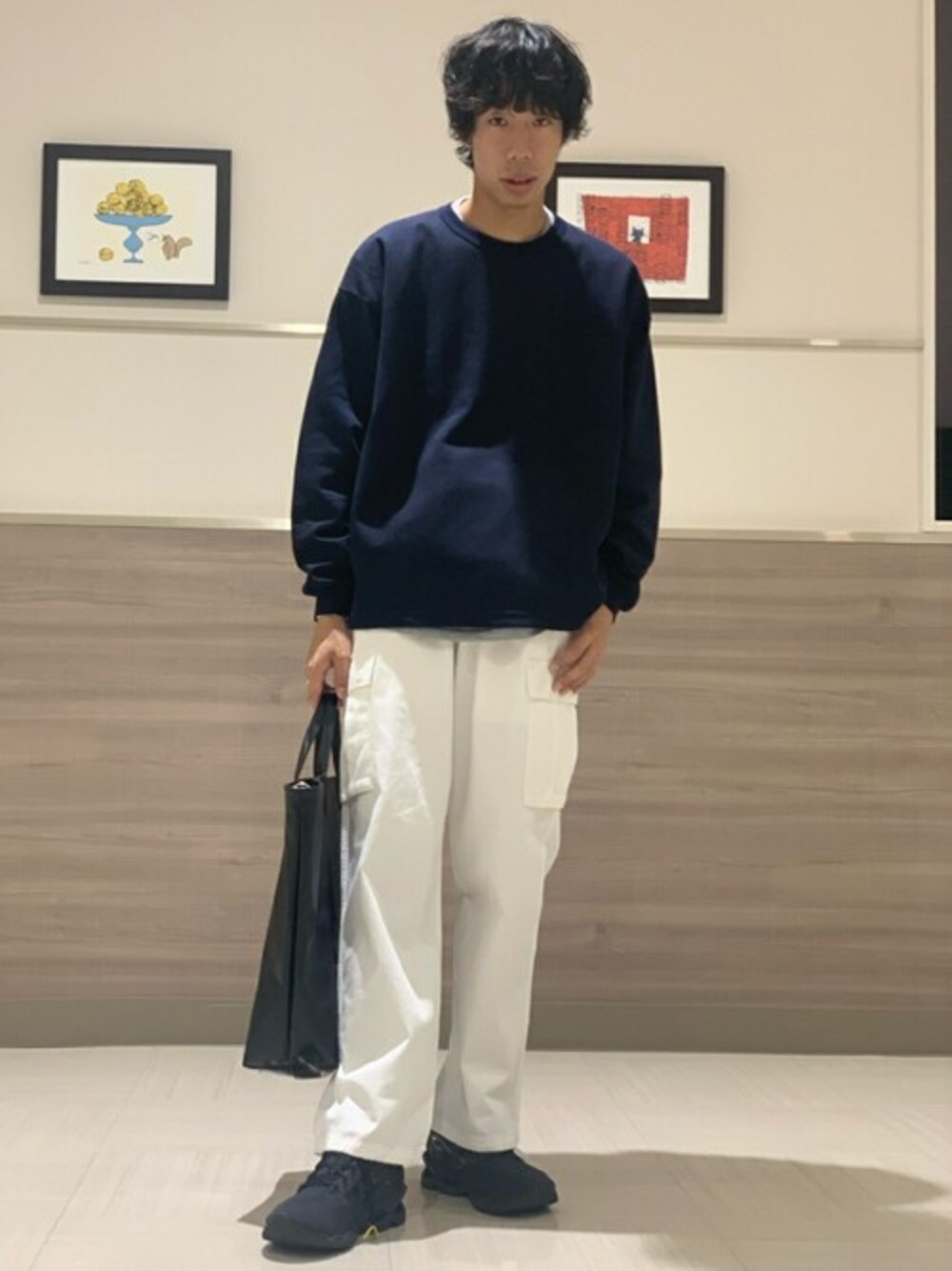 ブルー系のアンサンブル、ホワイト系のチノパンツ、ブラック系のショルダーバッグを着用したメンズの秋コーディネートの1枚目の写真