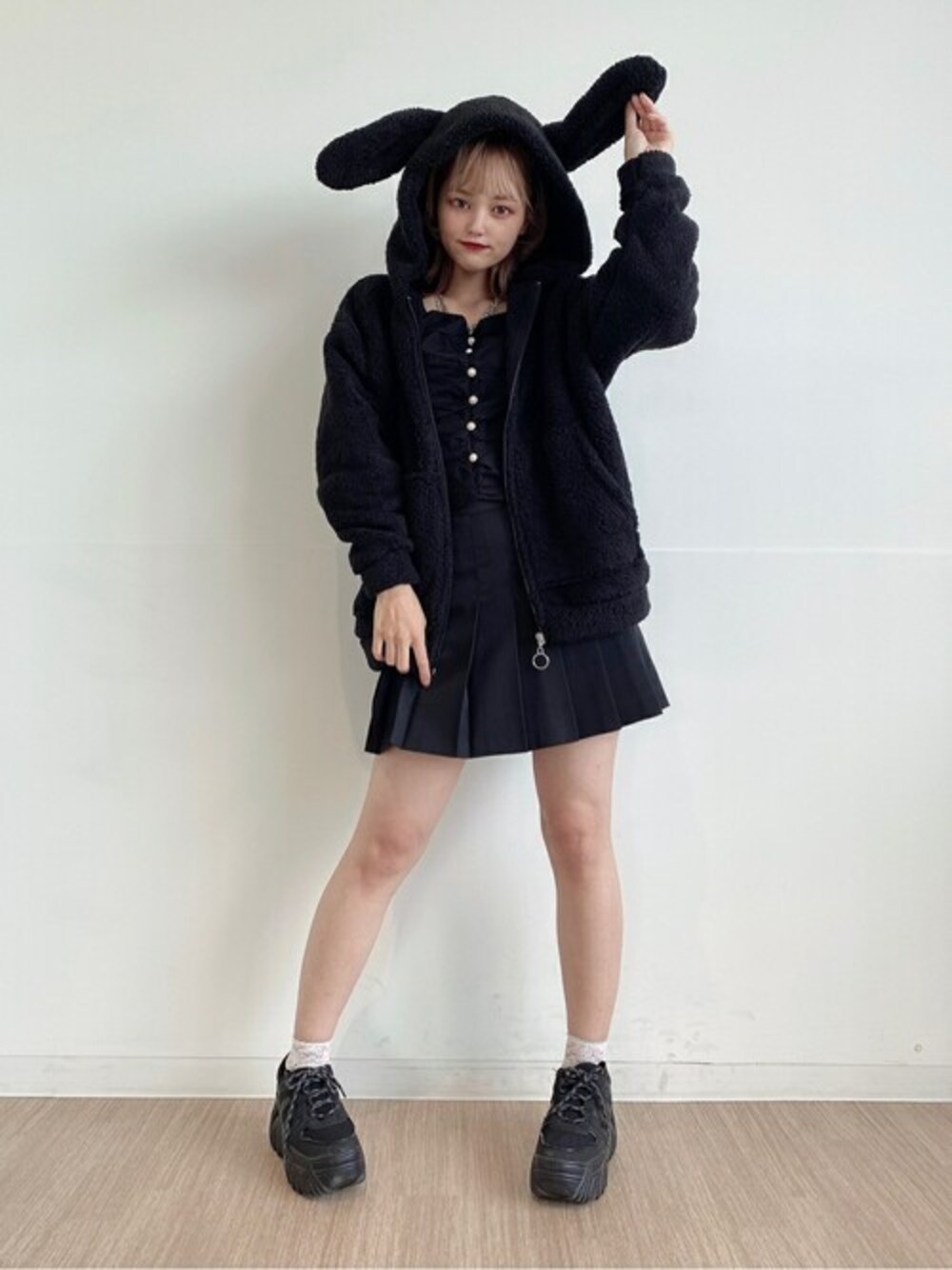 ブラック系のパーカー、ブラック系のシャツ/ブラウス、ブラック系のスカートを着用したレディースの秋コーディネートの1枚目の写真