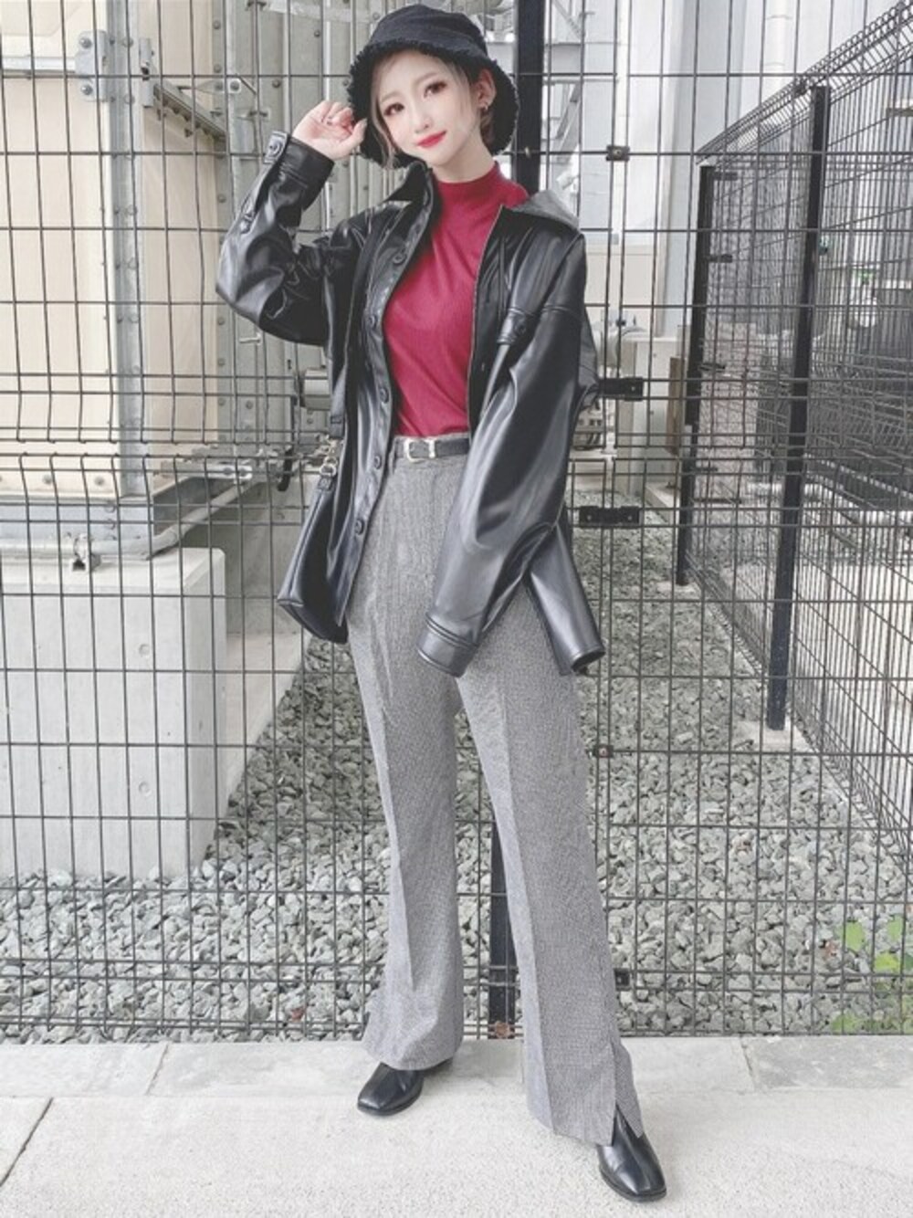 ブラック系のミリタリージャケット、レッド系のTシャツ/カットソー、ブラック系のスラックスを着用したレディースの秋コーディネートの1枚目の写真