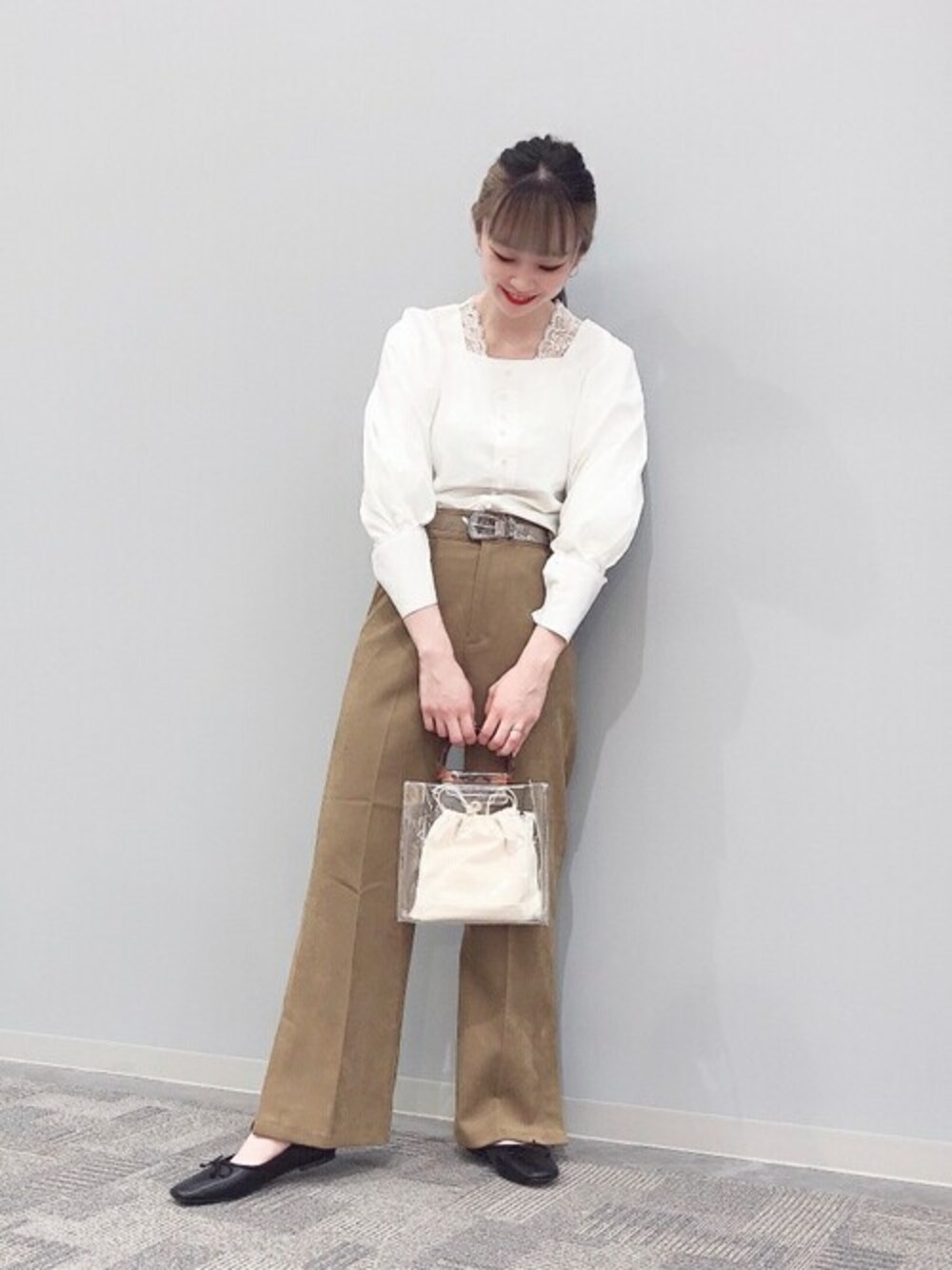 ホワイト系のシャツ/ブラウス、グリーン系のスラックス、ホワイト系のショルダーバッグを着用したレディースの秋コーディネートの1枚目の写真