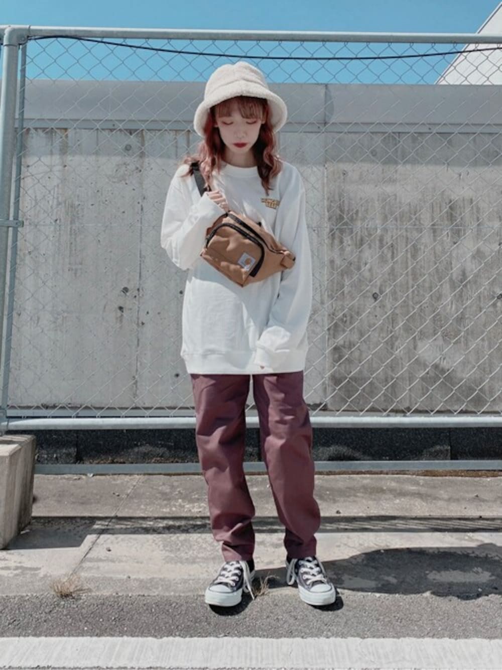 ホワイト系のスウェット、パープル系のチノパンツ、ブラウン系のボディバッグ/ウエストポーチを着用したレディースの秋コーディネートの1枚目の写真