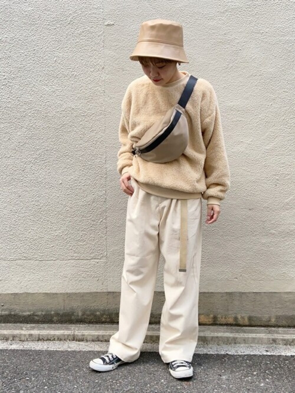 ベージュ系のスウェット、ホワイト系のチノパンツ、ベージュ系のボディバッグ/ウエストポーチを着用したレディースの秋コーディネートの1枚目の写真