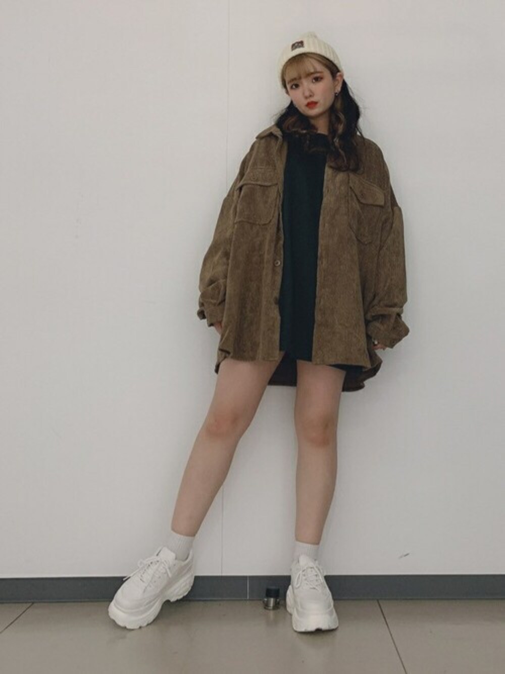 「カットソー、スニーカー、コーデュロイ、ニット帽、ニットキャップ、ロンT、コーデュロイパンツ、CPOシャツ、BEN DAVIS、厚底スニーカー」｜「BEN DAVISの∴WEGO/BEN DAVIS 別注ベンデイビス刺繍ビッグロンT（Tシャツ/カットソー、グリーン系）」を使った、WEGOさん（レディース・152cm）の秋コーディネートの1枚目の写真