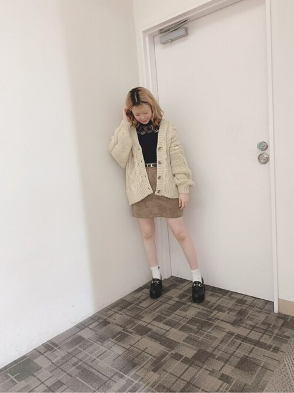 ブラウン系のスカート、その他のドレスシューズ、ブラック系のシャツ/ブラウスを着用したレディースの秋コーディネートの1枚目の写真