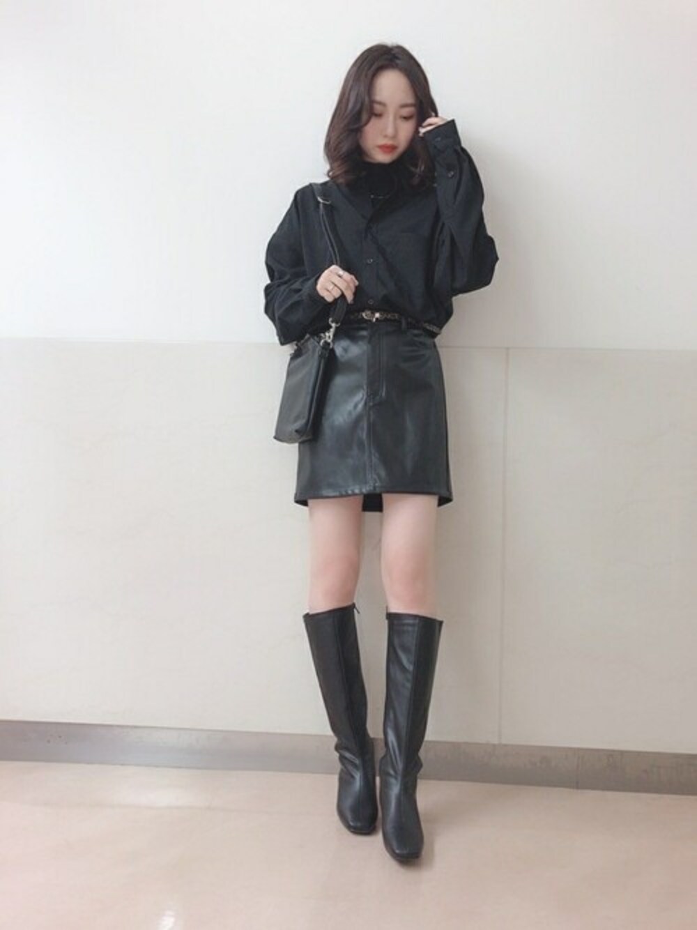 ブラック系のショルダーバッグ、ブラック系のスカート、ブラック系のシャツ/ブラウスを着用したレディースの秋コーディネートの1枚目の写真