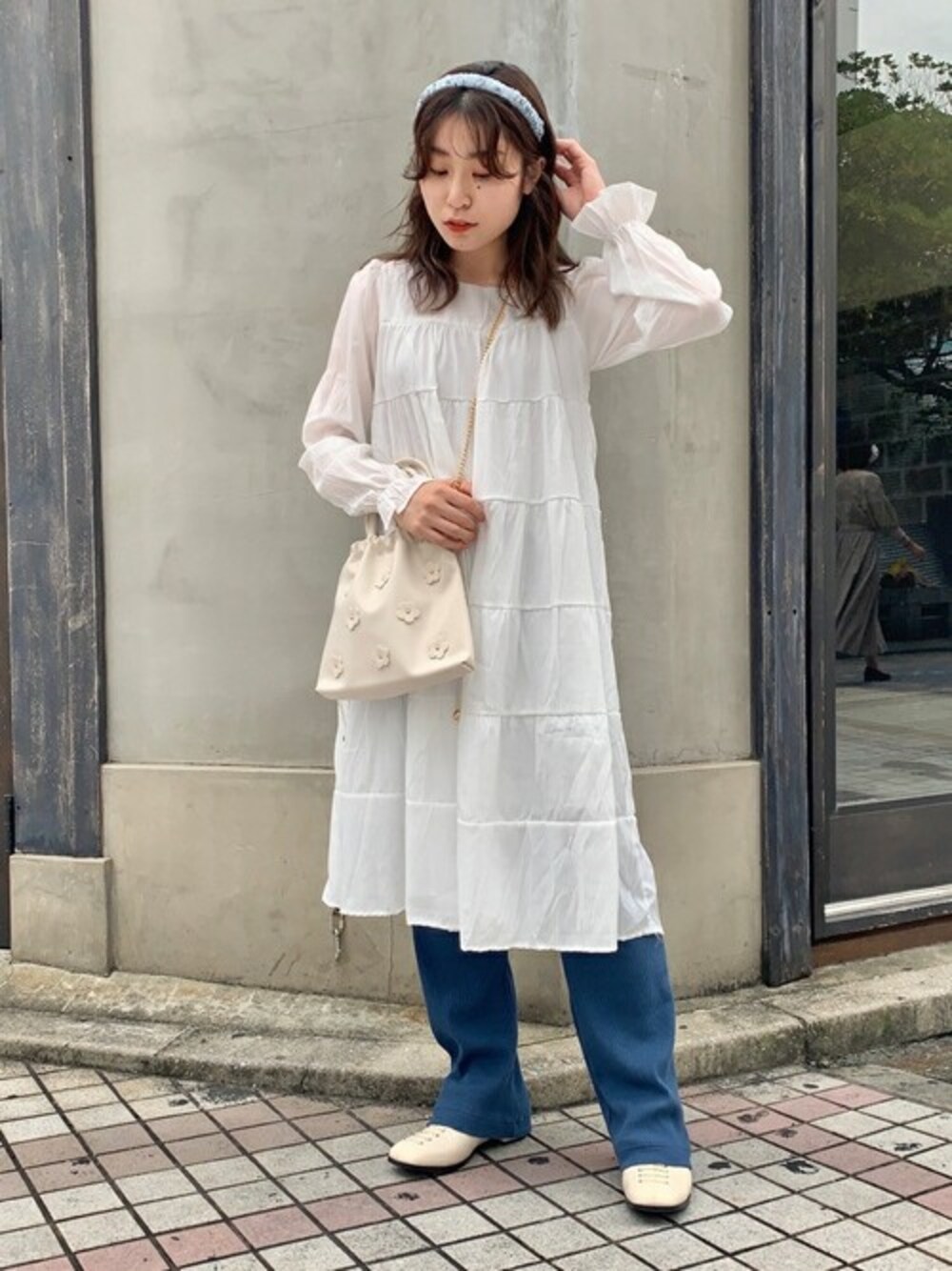 ホワイト系のショルダーバッグ、ホワイト系のドレスシューズ、ホワイト系のドレスシューズを着用したレディースの秋コーディネートの1枚目の写真