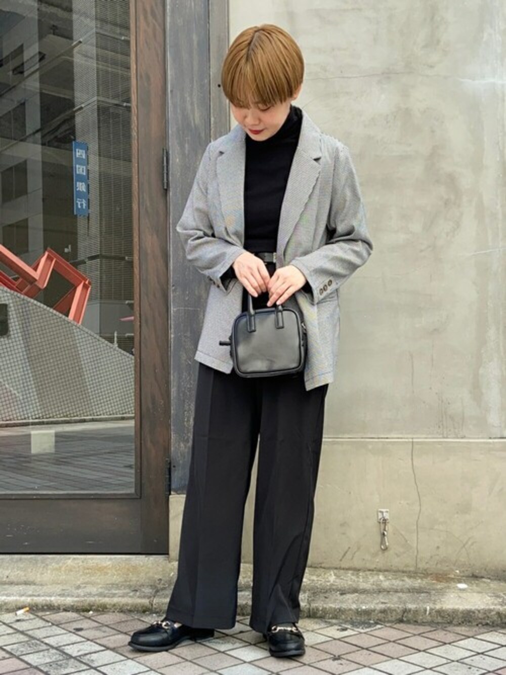 ブラック系のTシャツ/カットソー、ブラック系のテーラードジャケット、ブラック系のスラックスを着用したレディースの秋コーディネートの1枚目の写真