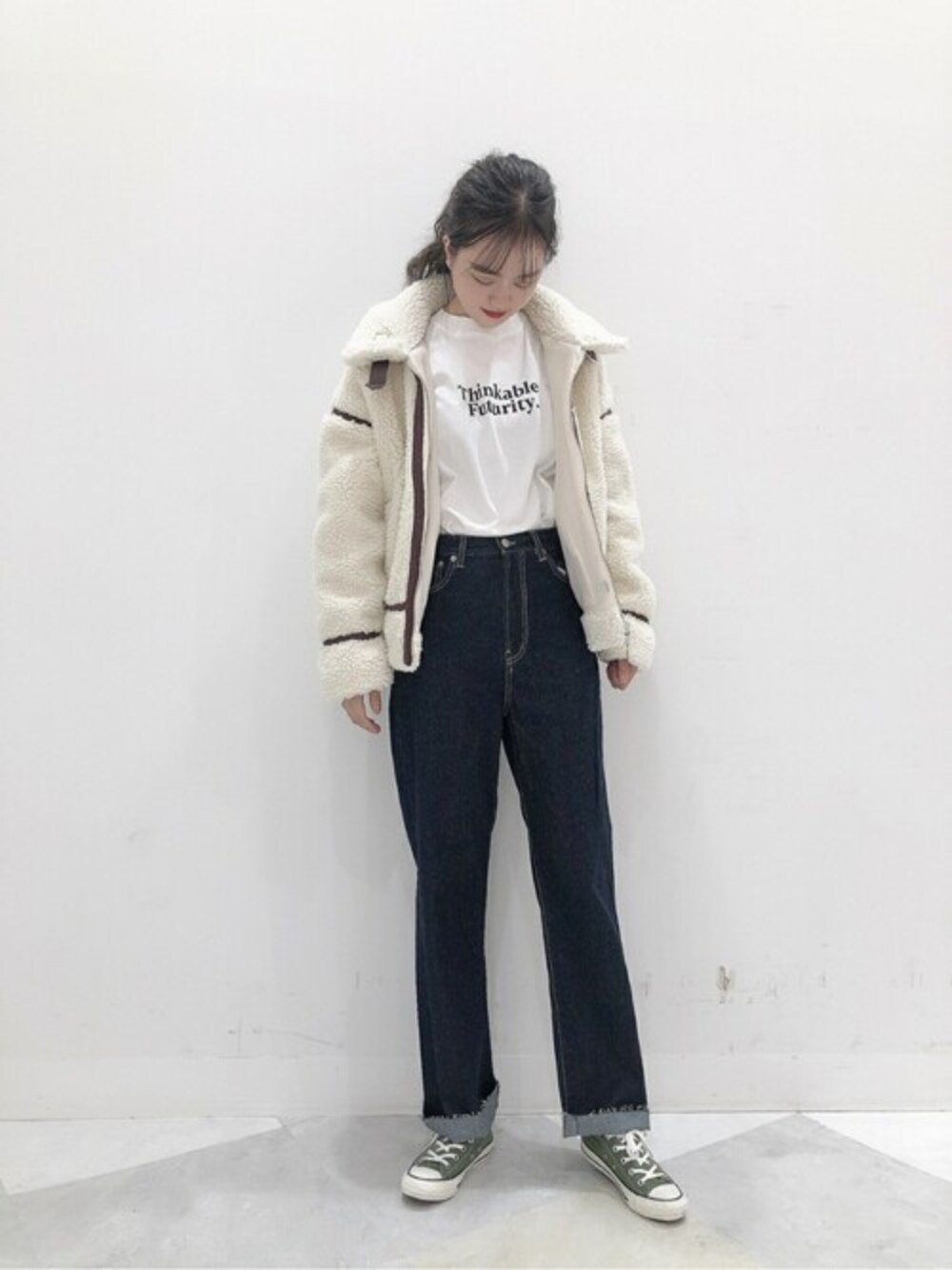 「カットソー、デニム、ボア、ロンT、デニムパンツ、大人コーデ、ボアジャケット、ストレートパンツ、バックロゴ、ボアアウター」｜「WEGOのWEGO/バックロゴビッグシルエットロンT（Tシャツ/カットソー、ホワイト系）」を使った、WEGOさん（レディース・164cm）の秋コーディネートの1枚目の写真