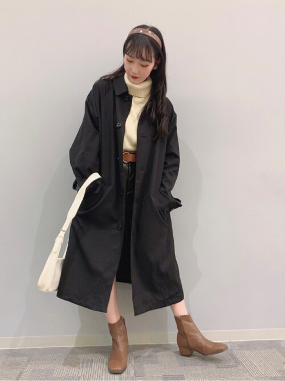 「コート、ニット、ステンカラーコート、ショルダーバッグ、ショートパンツ、タートルネック、ベルト、カチューシャ、タートルネックニット、フェイクレザー」｜「WEGOのWEGO/リングカラ―フェイクレザーベルト（ベルト、イエロー系）」を使った、WEGOさん（レディース・157cm）の秋コーディネートの1枚目の写真