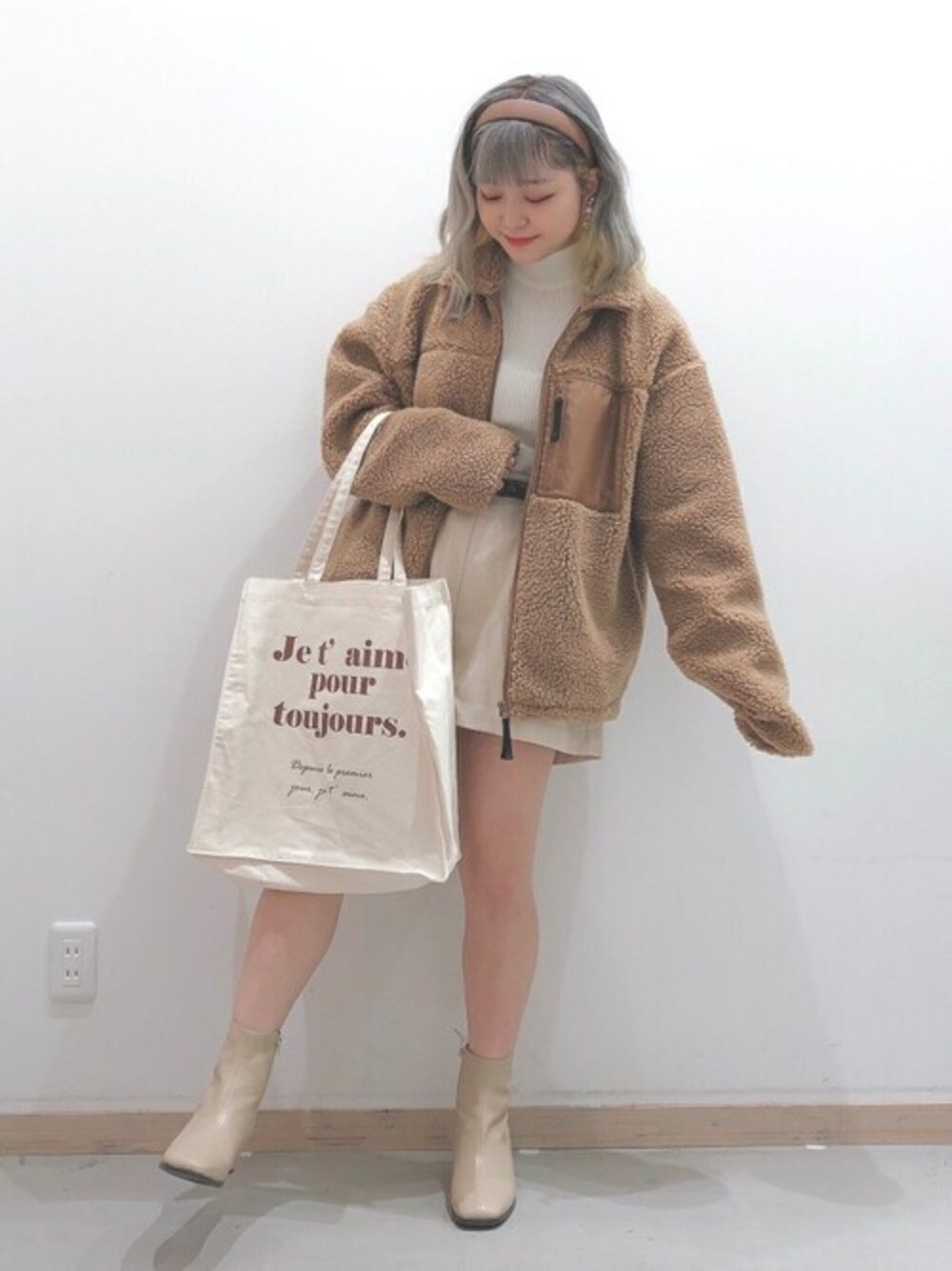 その他のトートバッグ、ホワイト系のその他パンツ、ホワイト系のニット/セーターを着用したレディースの秋コーディネートの1枚目の写真