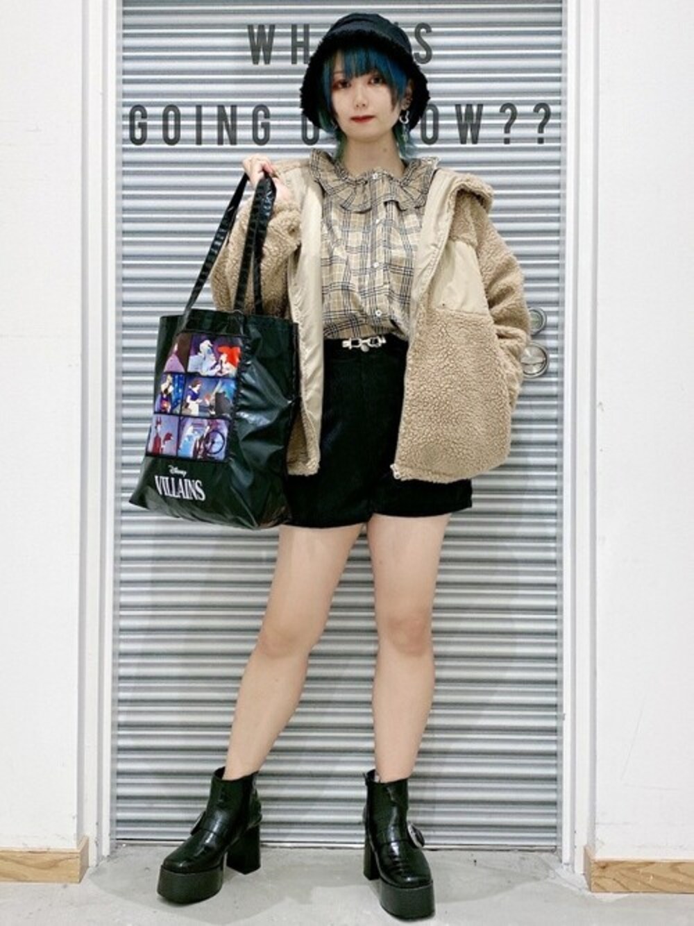 ブラック系のトートバッグ、ブラック系のブーツ、ベージュ系のシャツ/ブラウスを着用したレディースの秋コーディネートの1枚目の写真